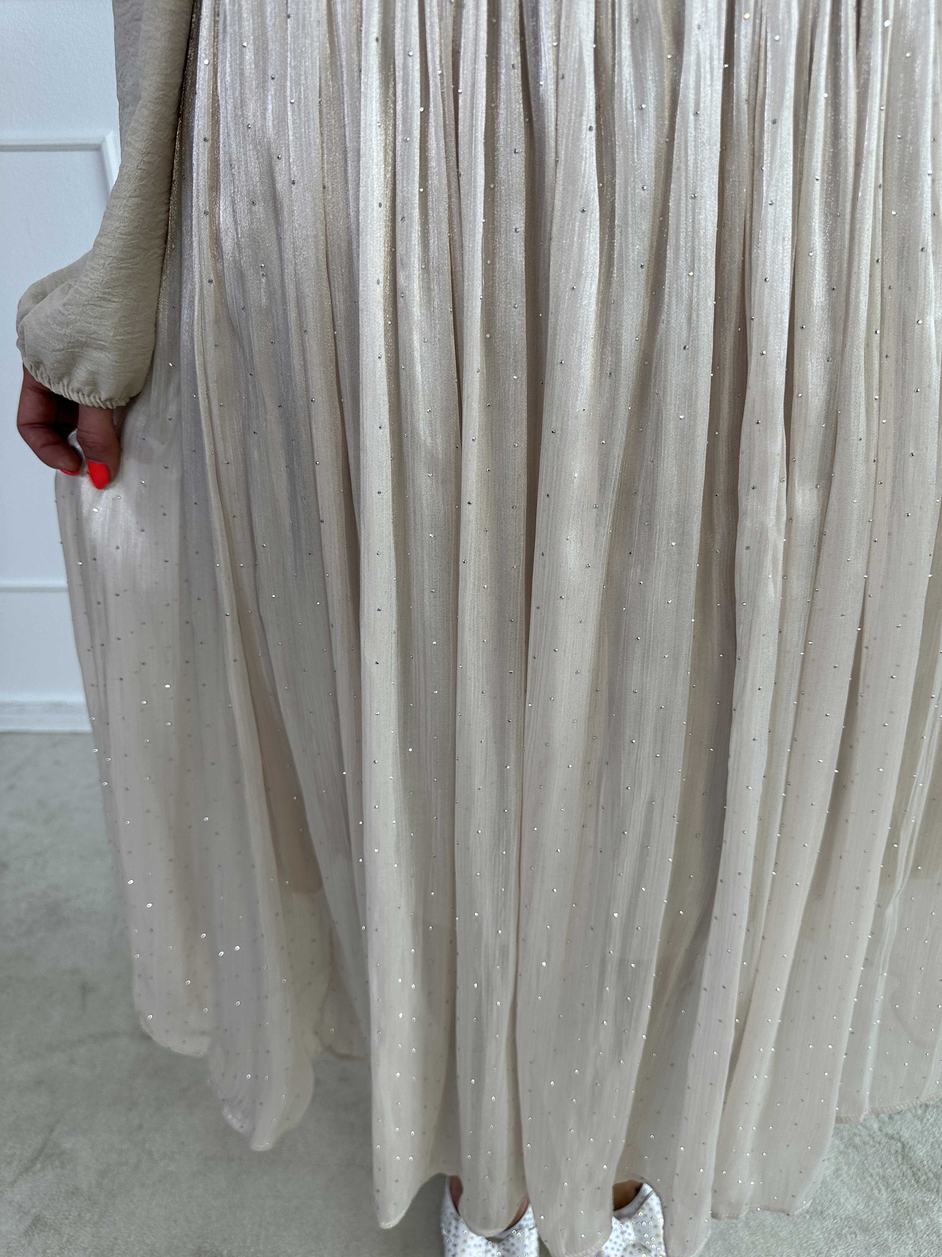 Afrodite - Feminin nederdel i shiny stof med similisten