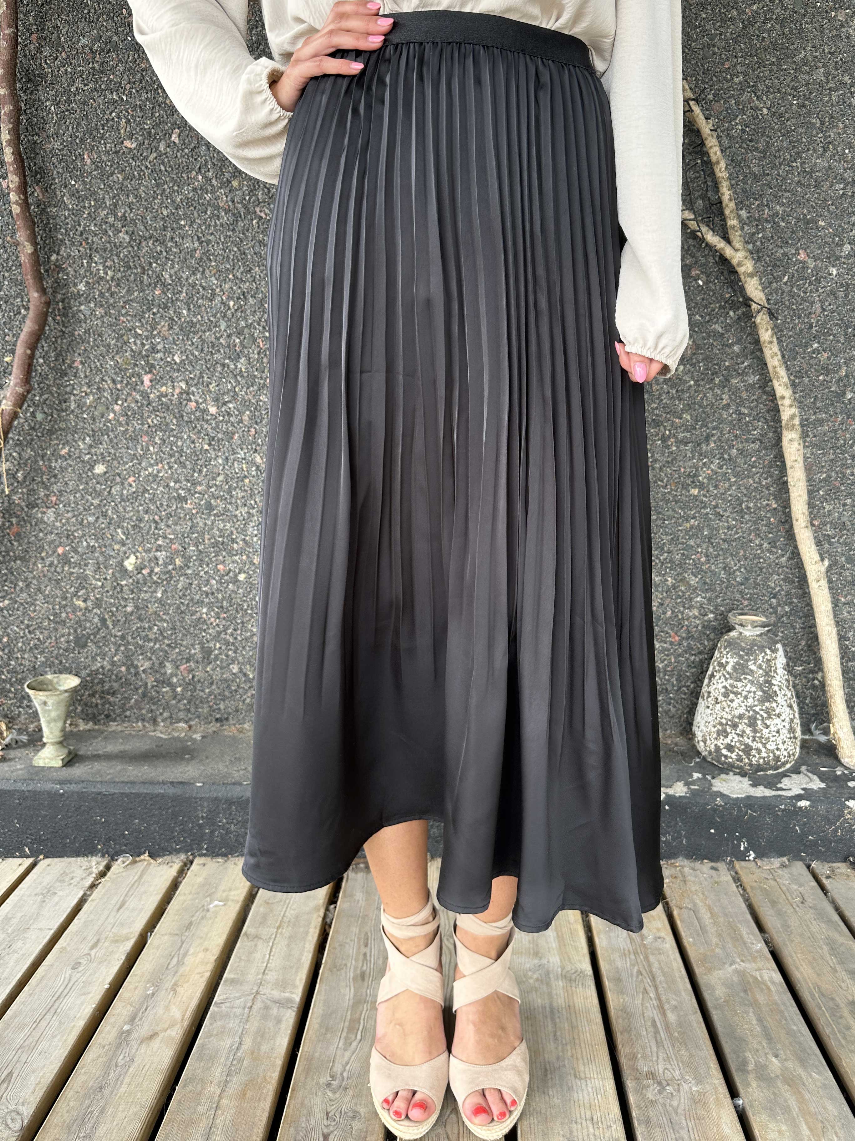 Aglaia - Sød plisseret nederdel i shiny stof