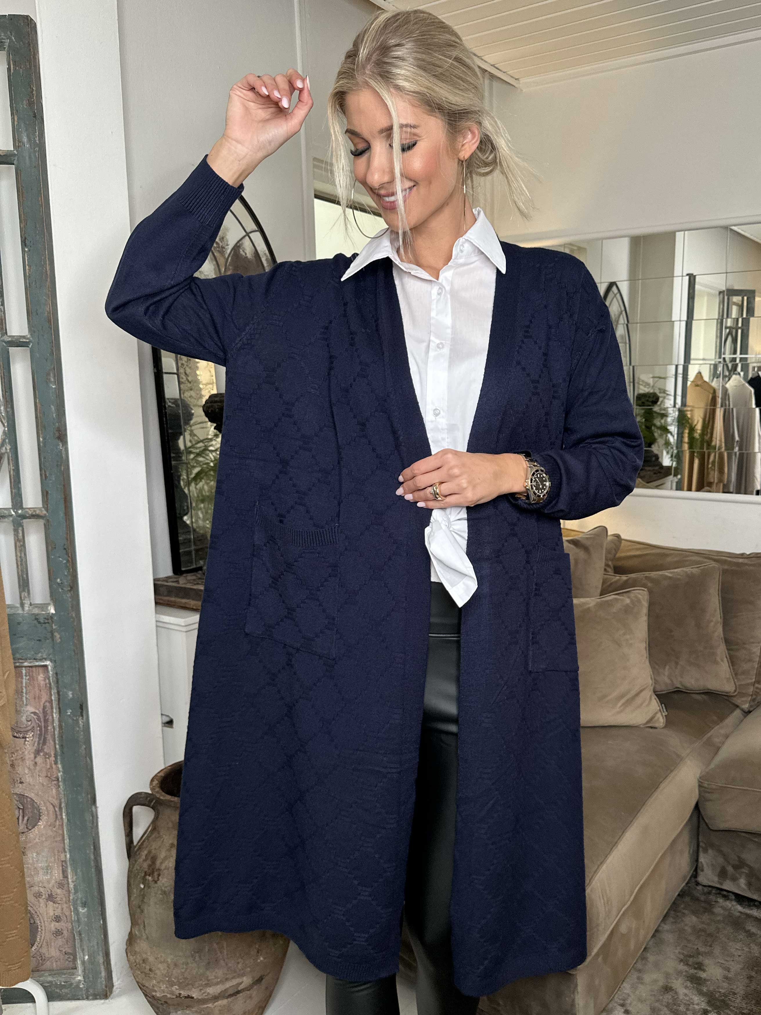 Agnesa - Lang plus size strikcardigan med lommer