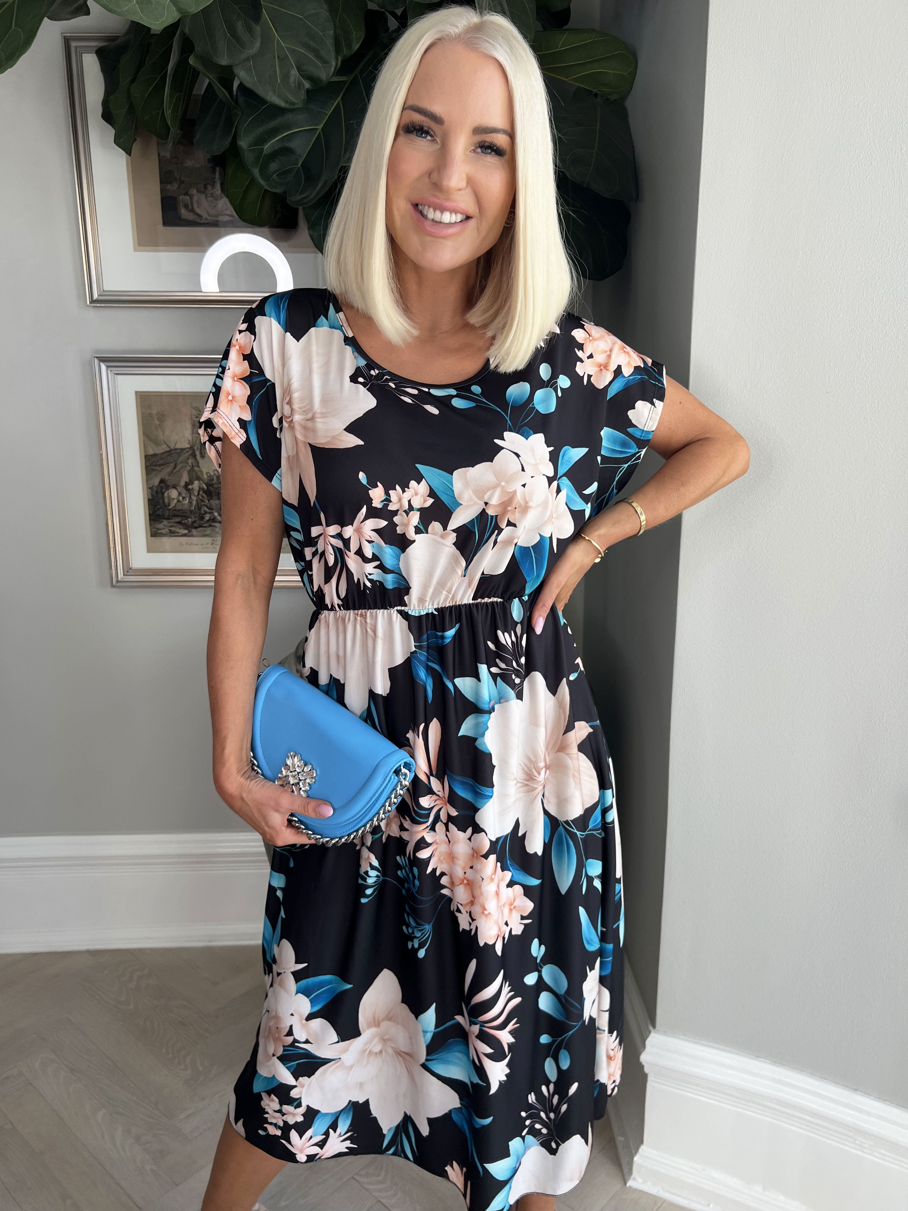 Aija - Sød blomstret kjole med elastik i taljen