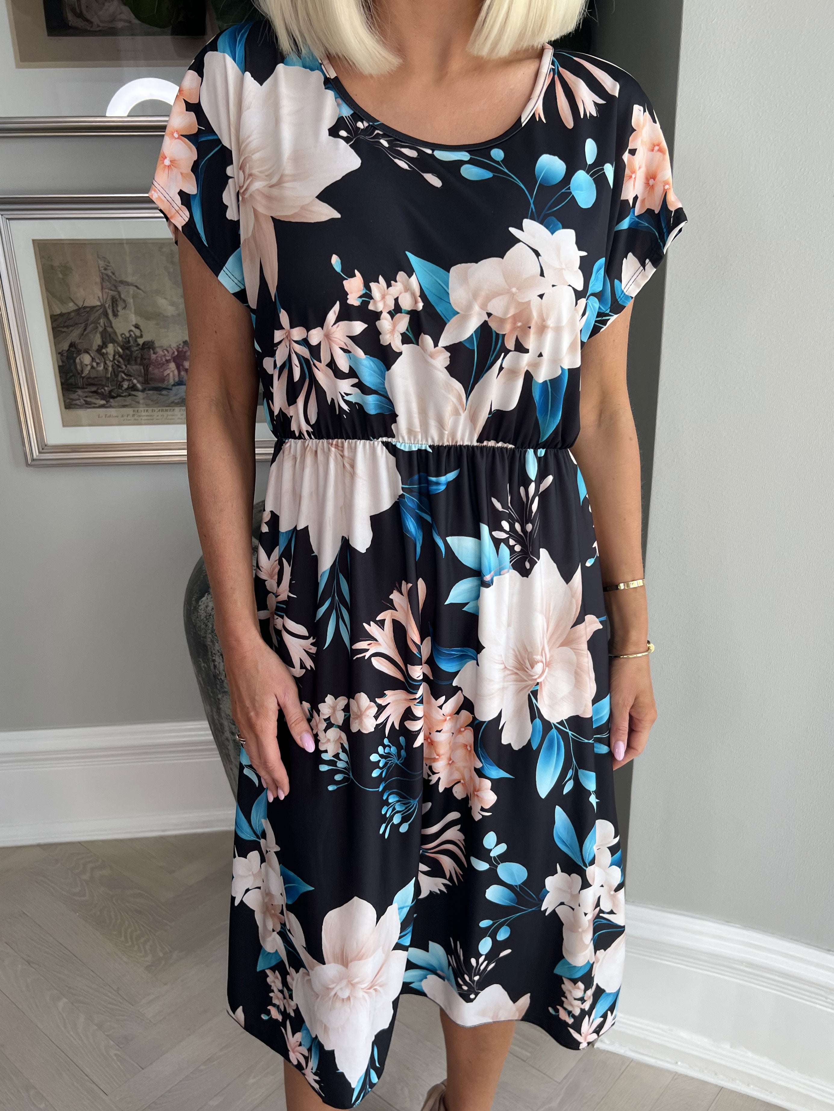 Aija - Sød blomstret kjole med elastik i taljen