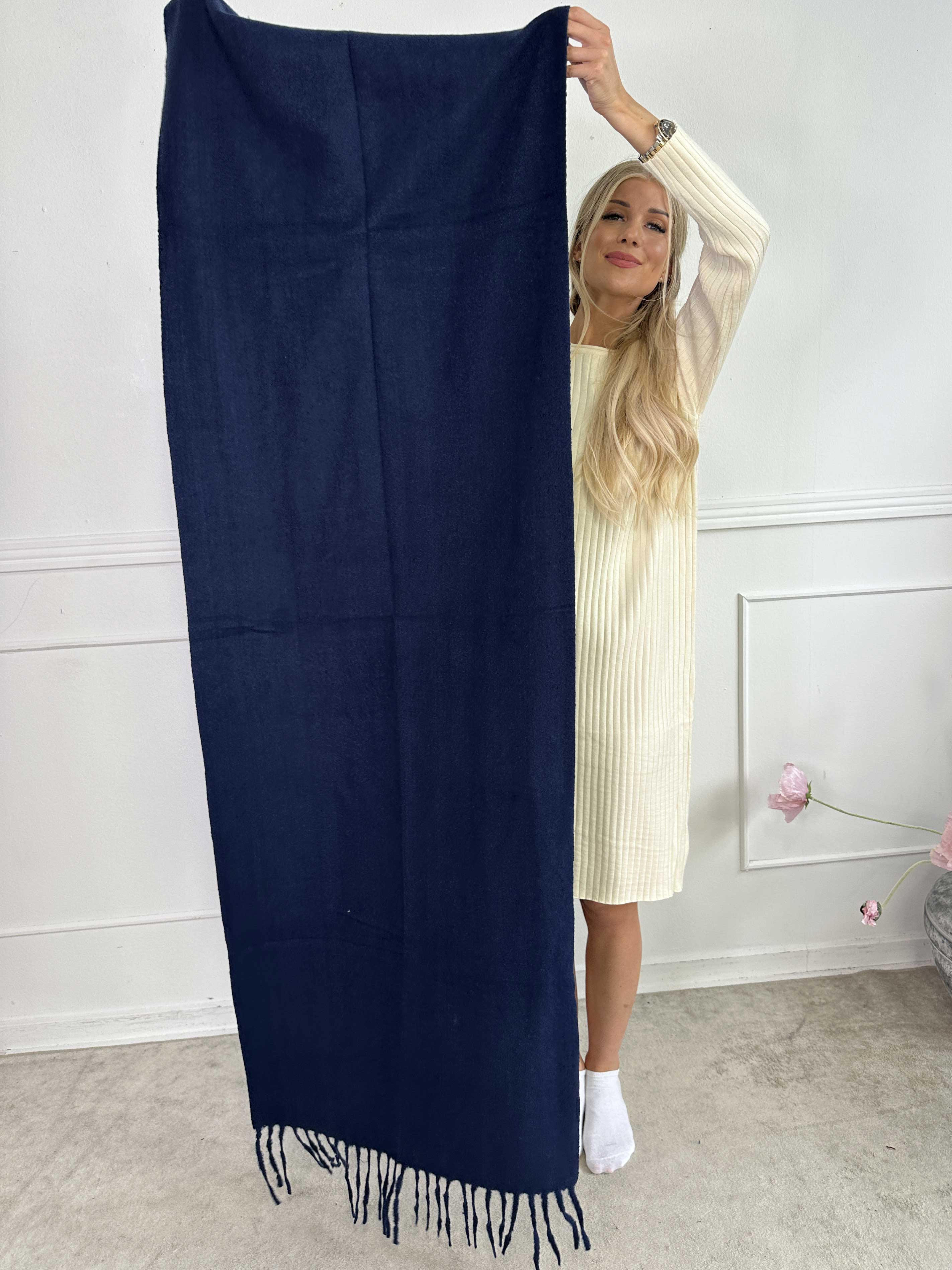 Ailany - Ensfarvet tørklæde i viskose og uld