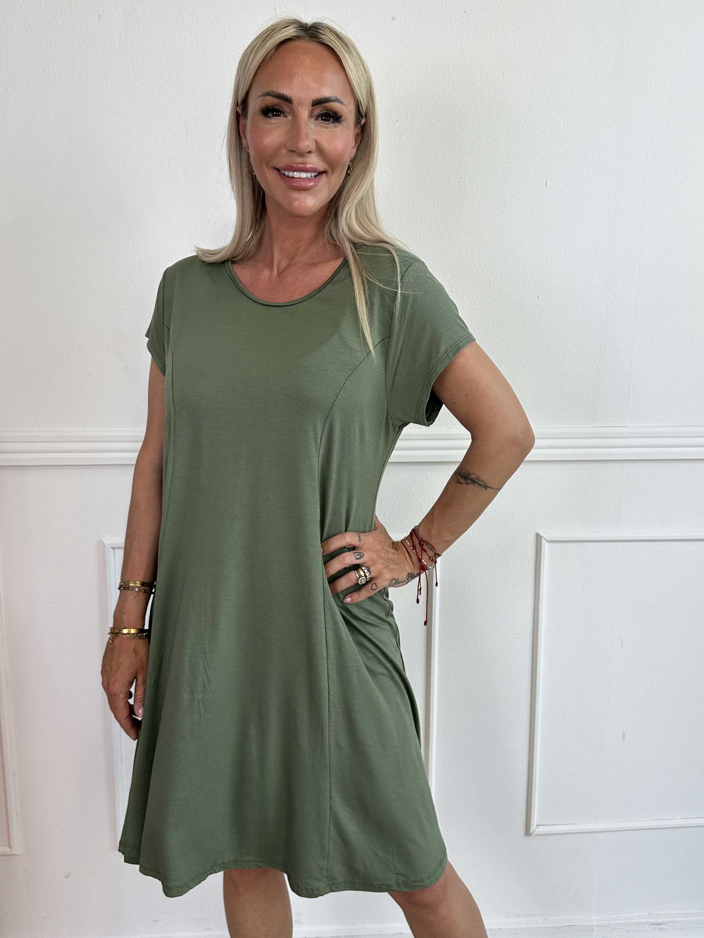 Alcippe - Ensfarvet viskose kjole i a-facon