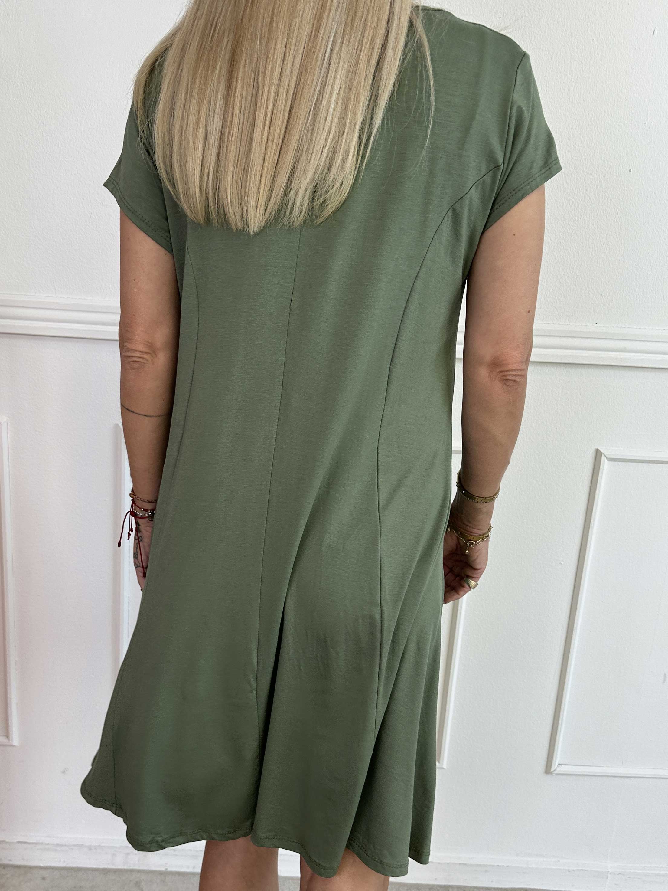 Alcippe - Ensfarvet viskose kjole i a-facon