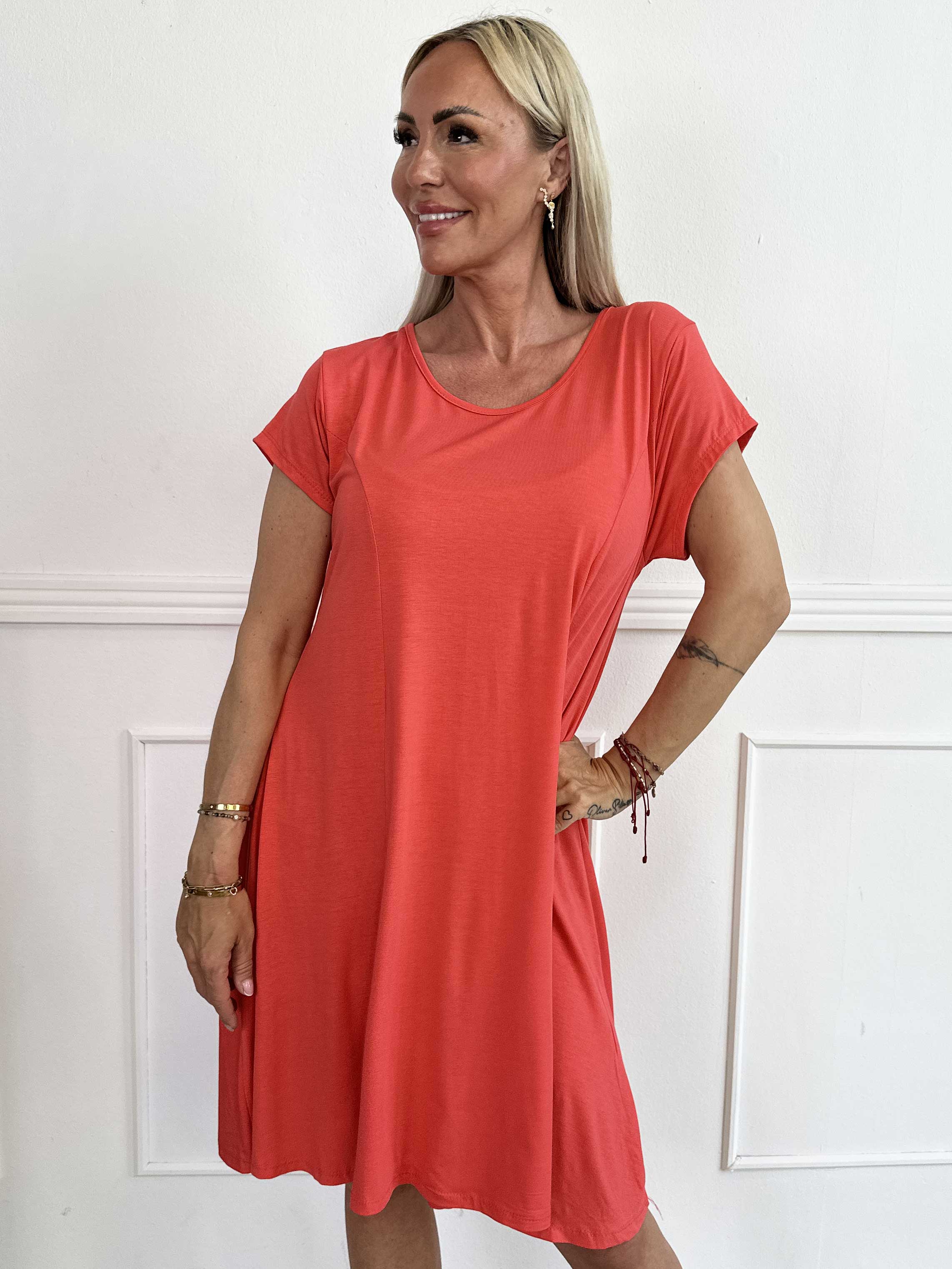 Alcippe - Ensfarvet viskose kjole i a-facon