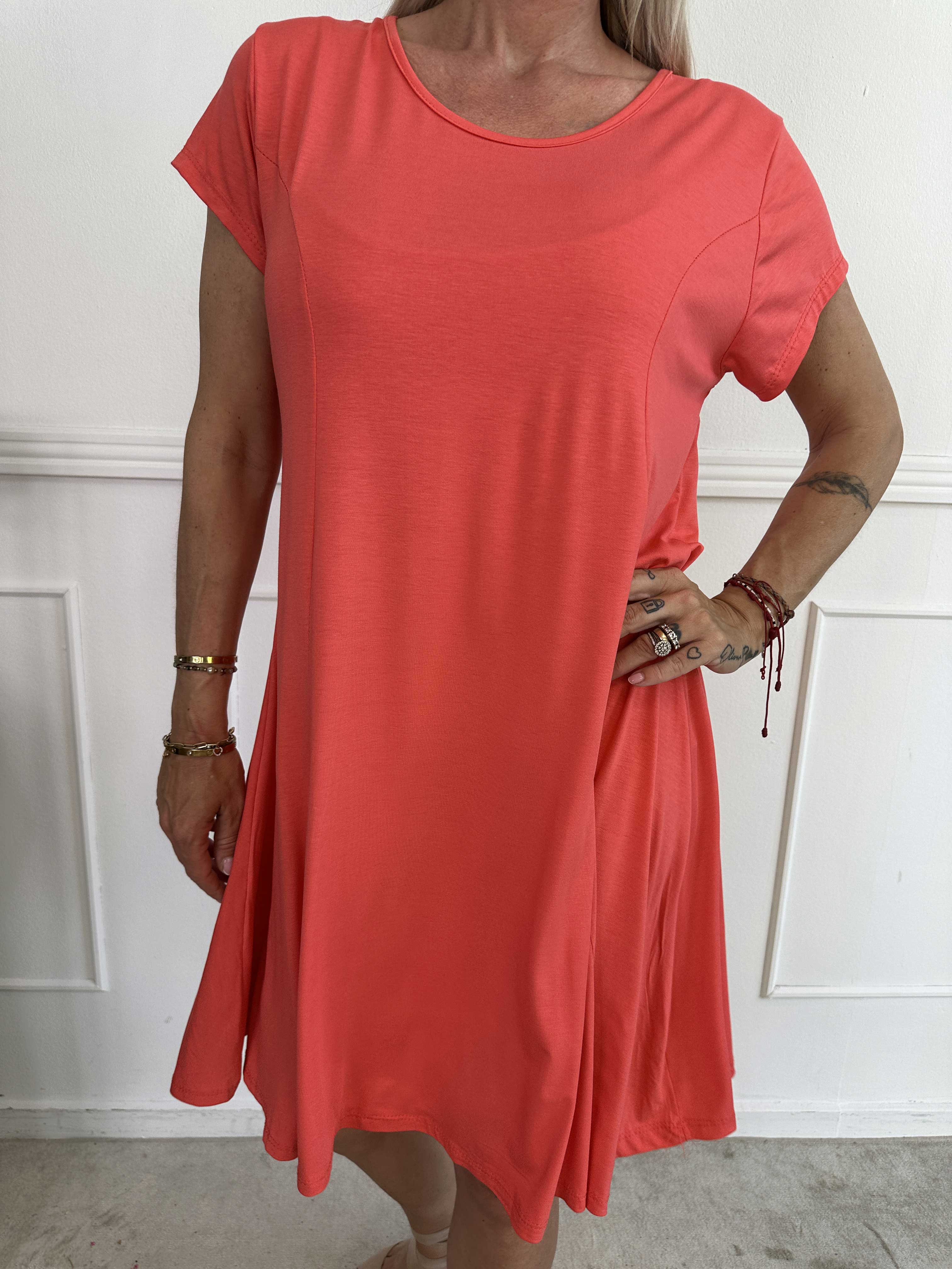 Alcippe - Ensfarvet viskose kjole i a-facon