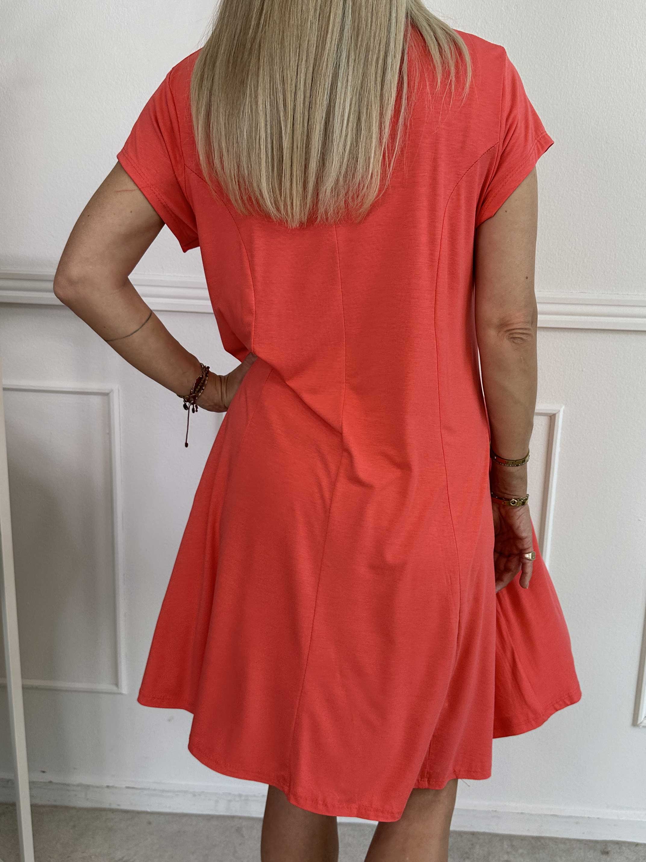 Alcippe - Ensfarvet viskose kjole i a-facon