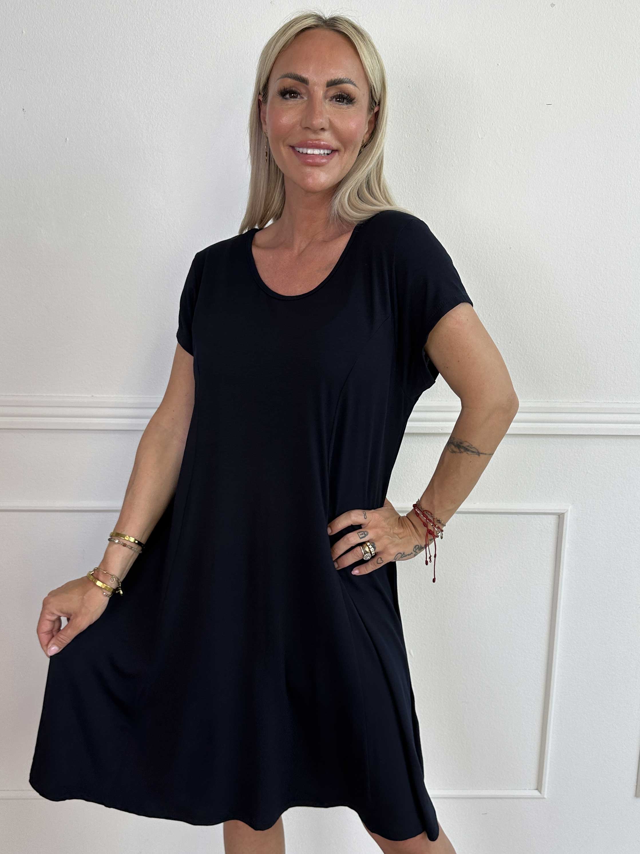 Alcippe - Ensfarvet viskose kjole i a-facon