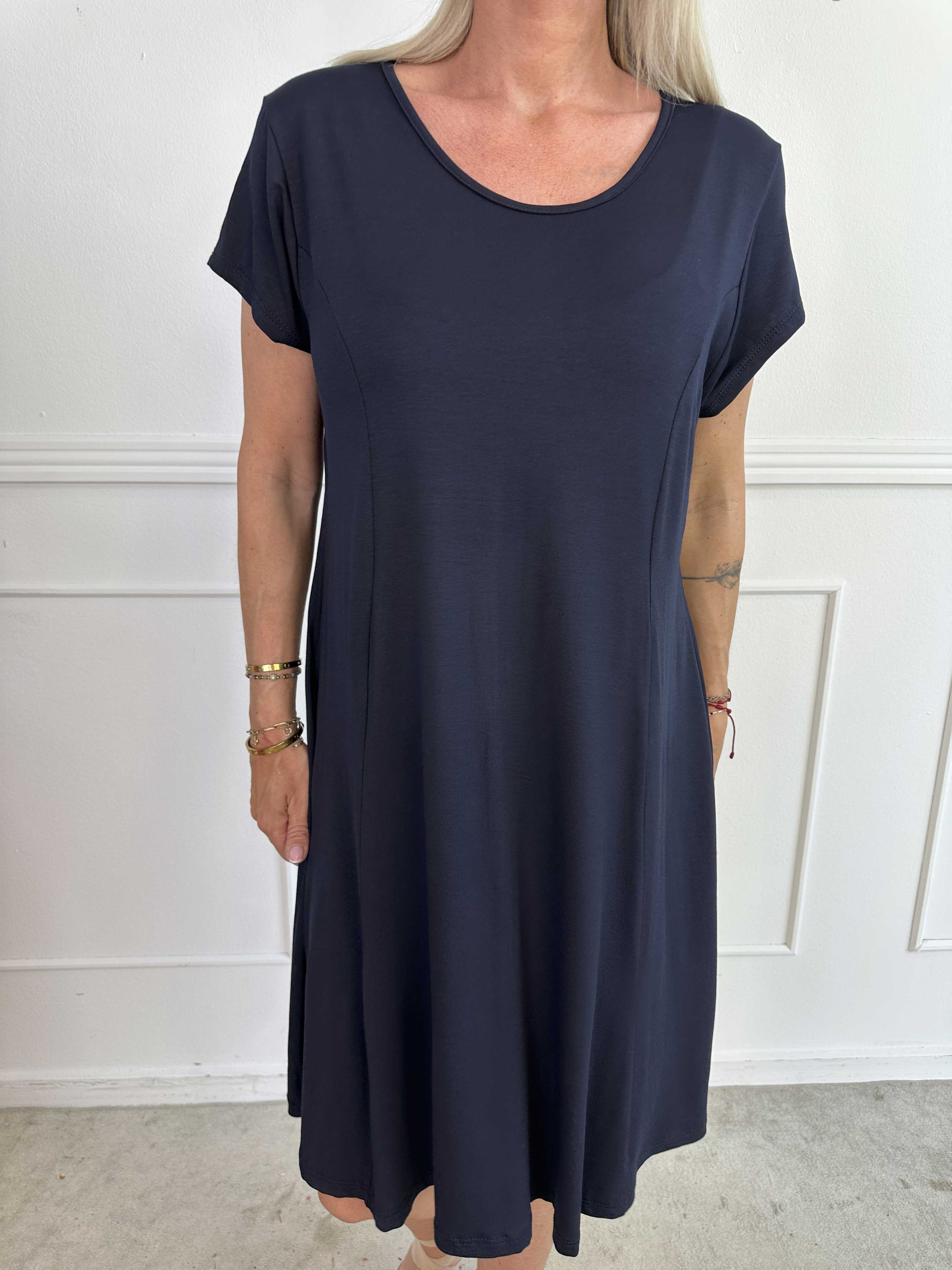 Alcippe - Ensfarvet viskose kjole i a-facon