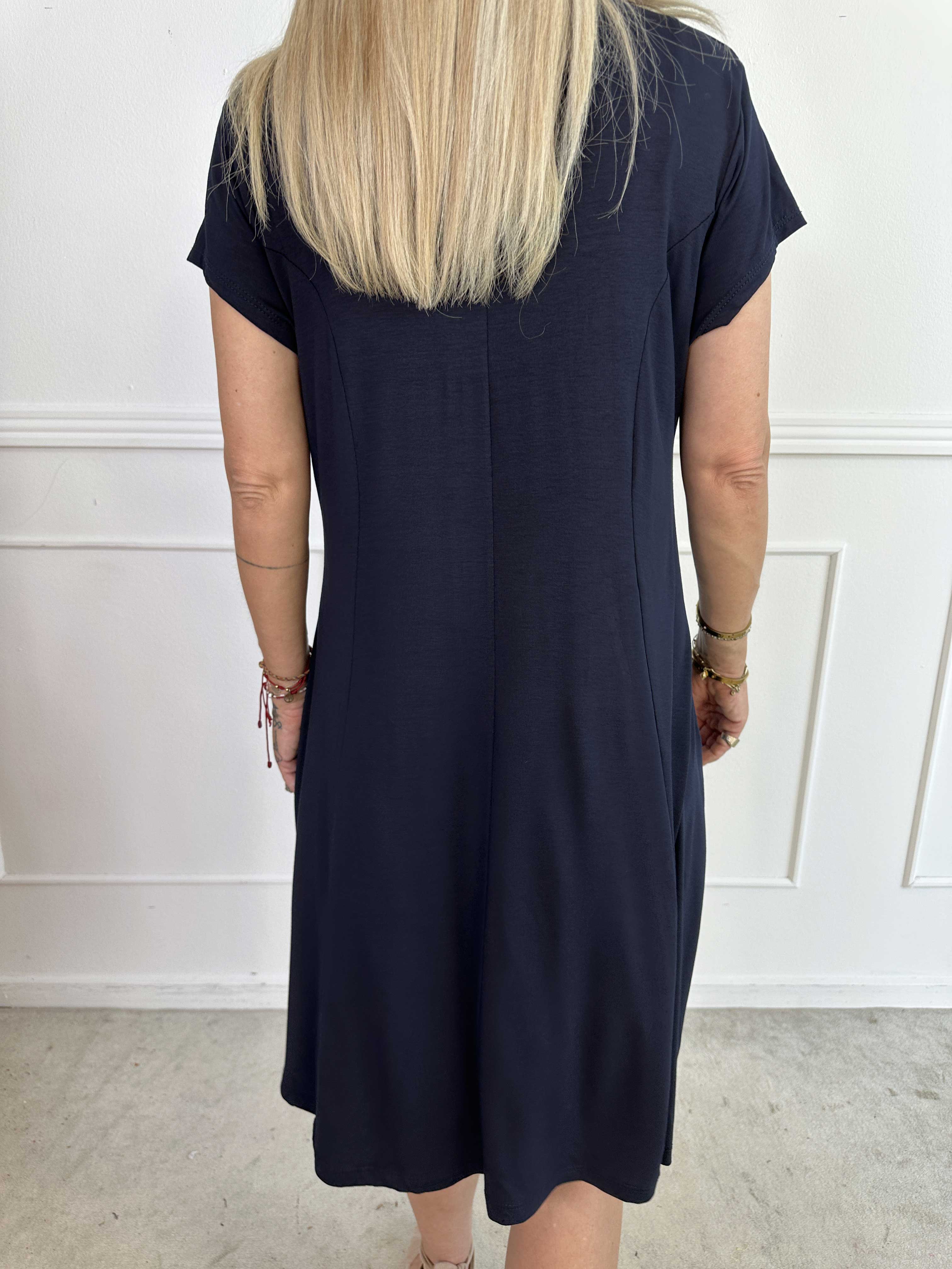 Alcippe - Ensfarvet viskose kjole i a-facon