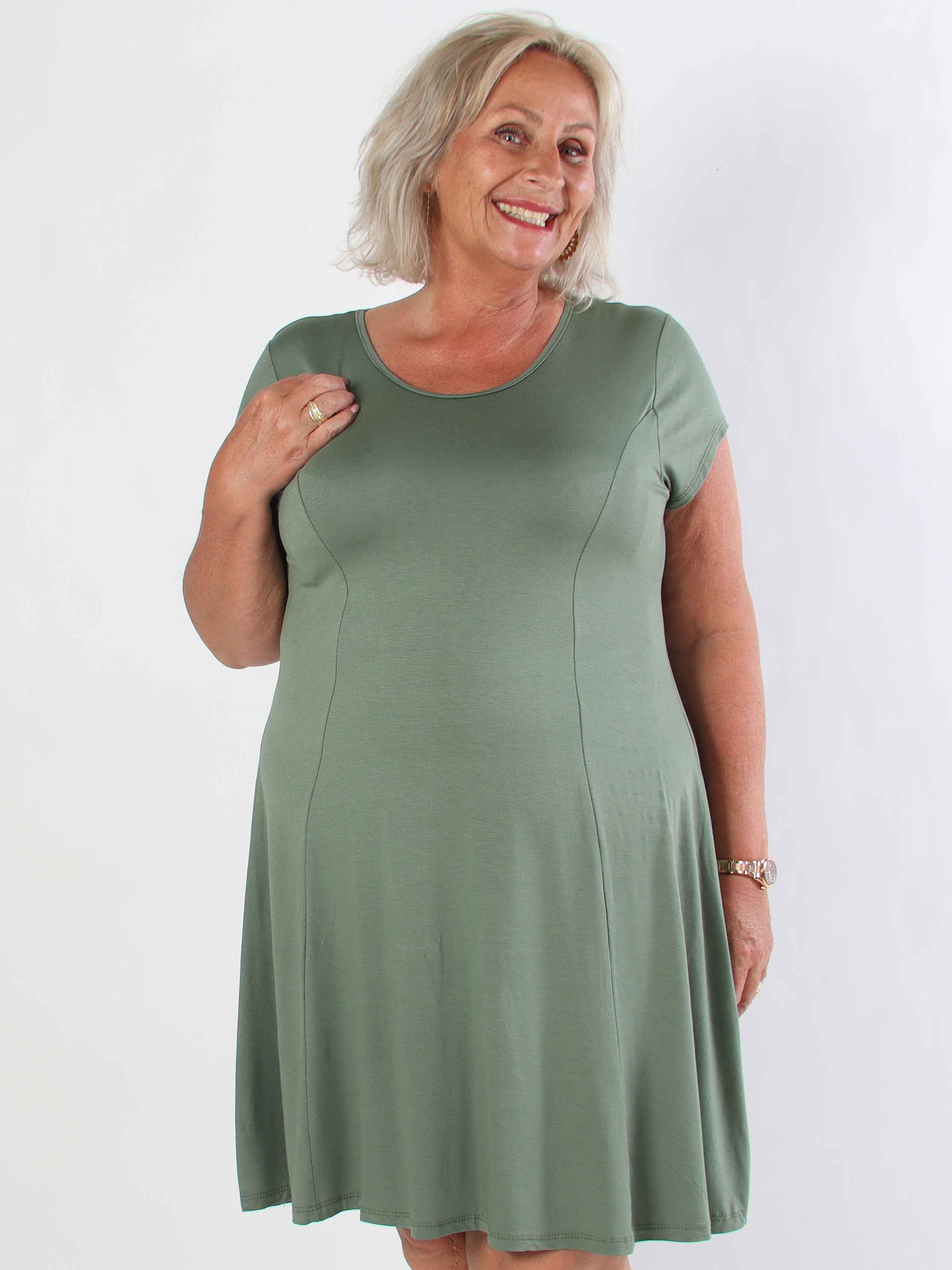 Alcippe - Ensfarvet plus size viskose kjole i a-facon