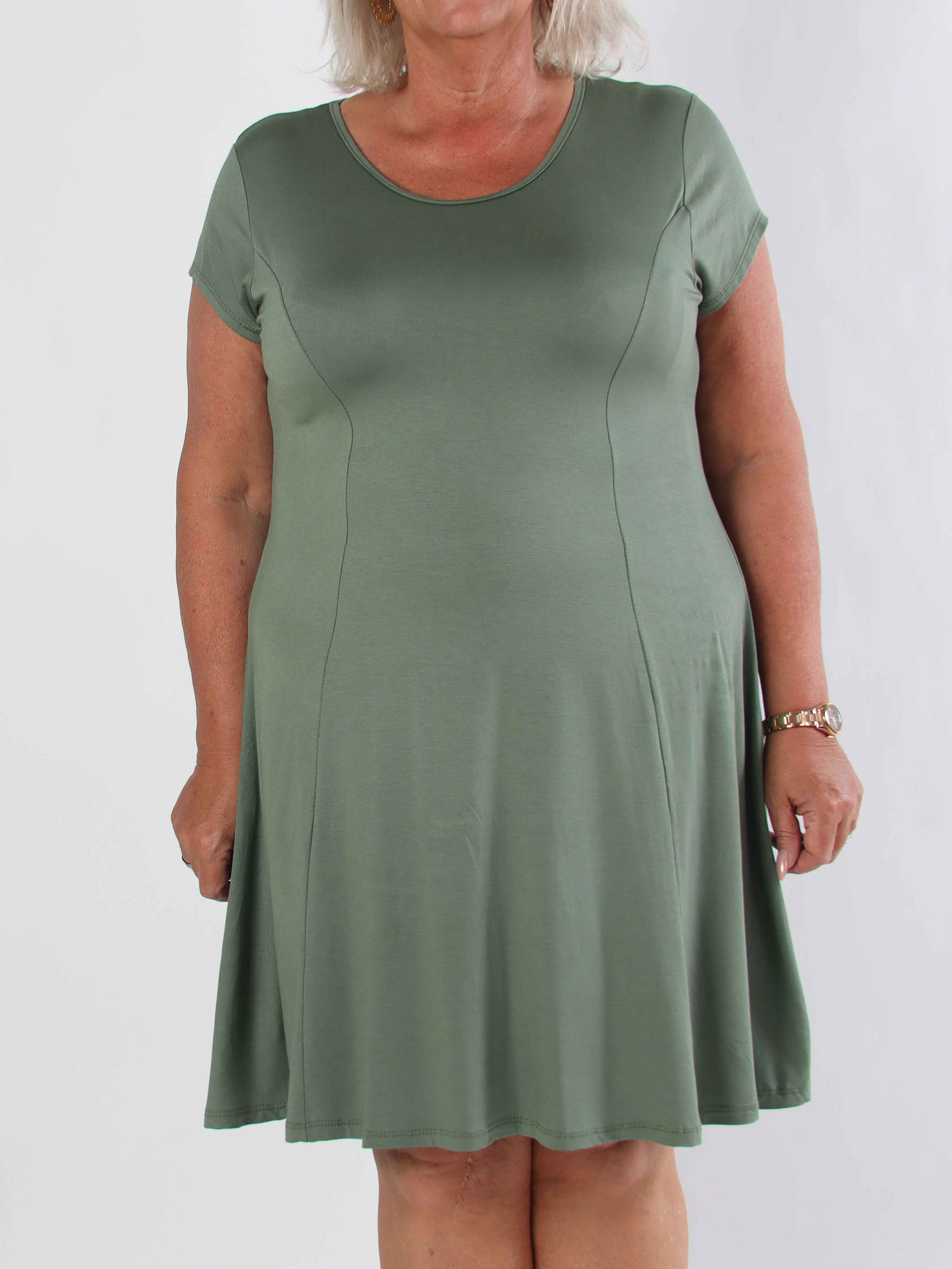 Alcippe - Ensfarvet plus size viskose kjole i a-facon