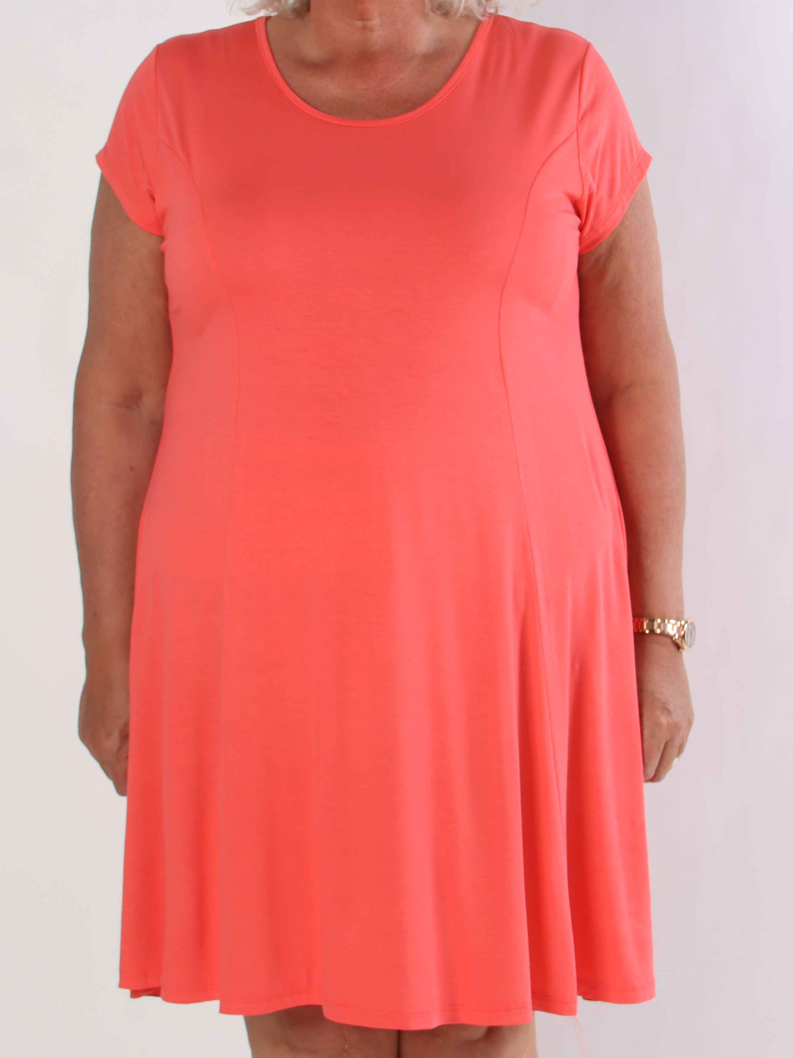 Alcippe - Ensfarvet plus size viskose kjole i a-facon