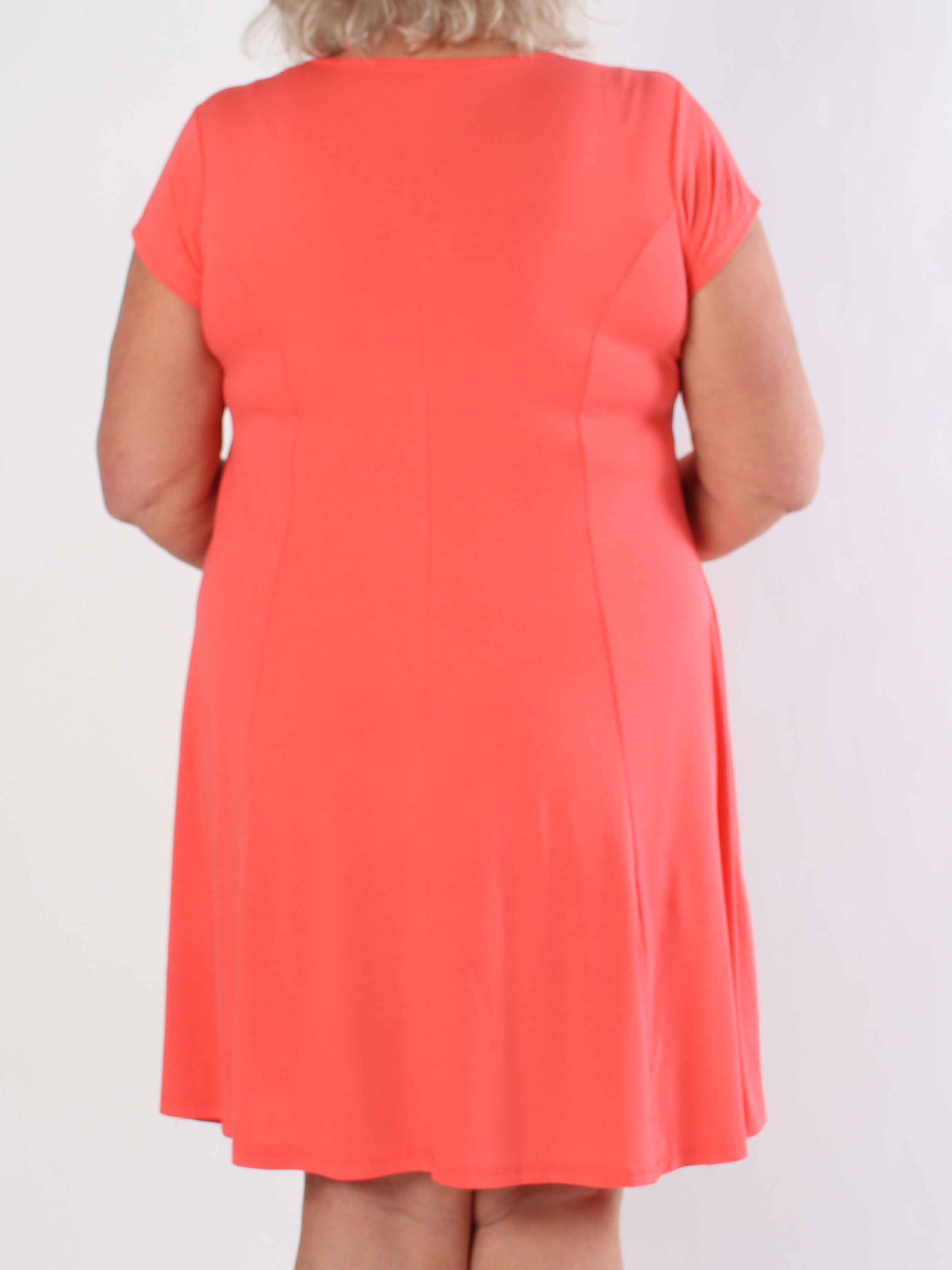 Alcippe - Ensfarvet plus size viskose kjole i a-facon