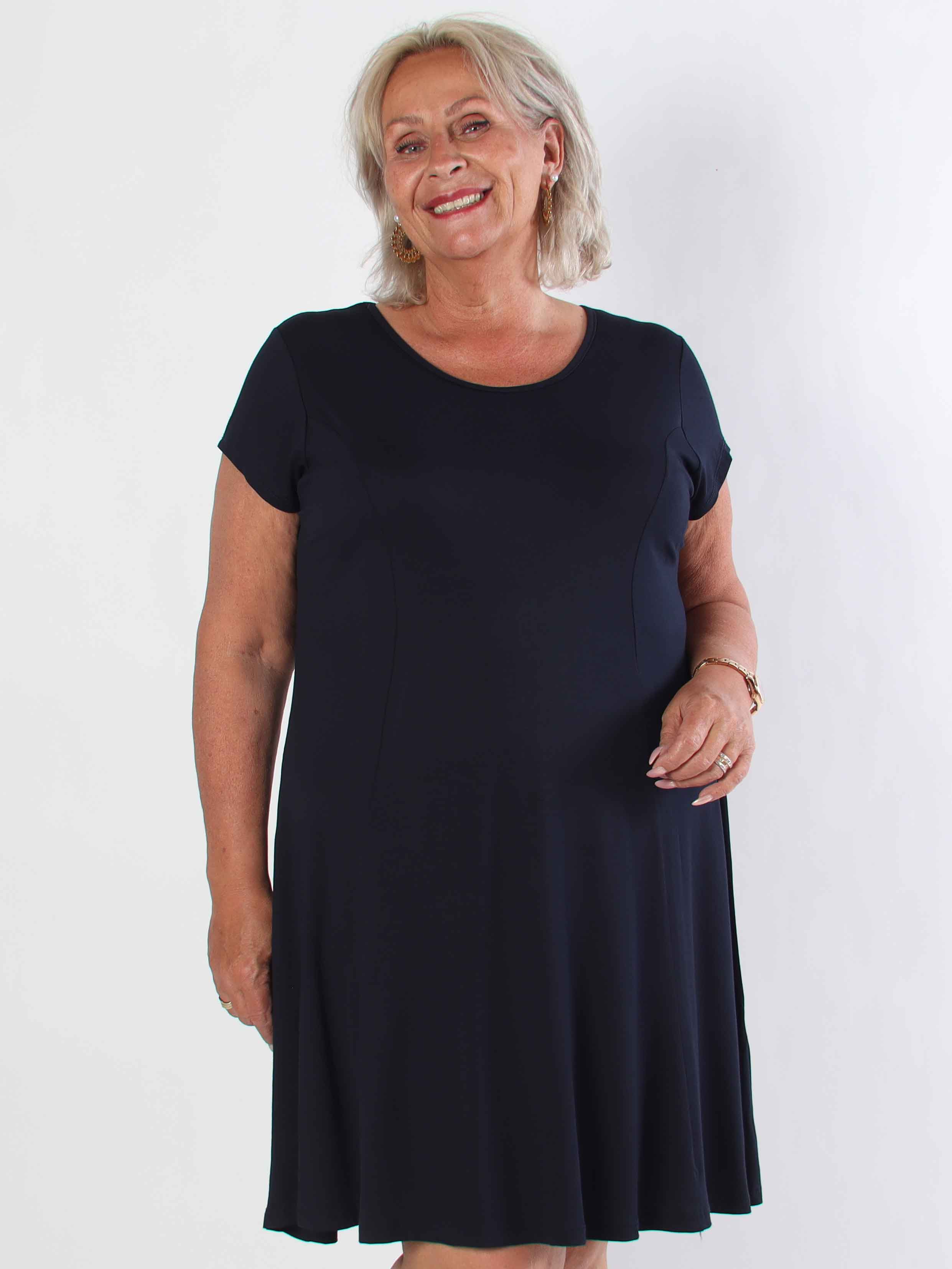 Alcippe - Ensfarvet plus size viskose kjole i a-facon