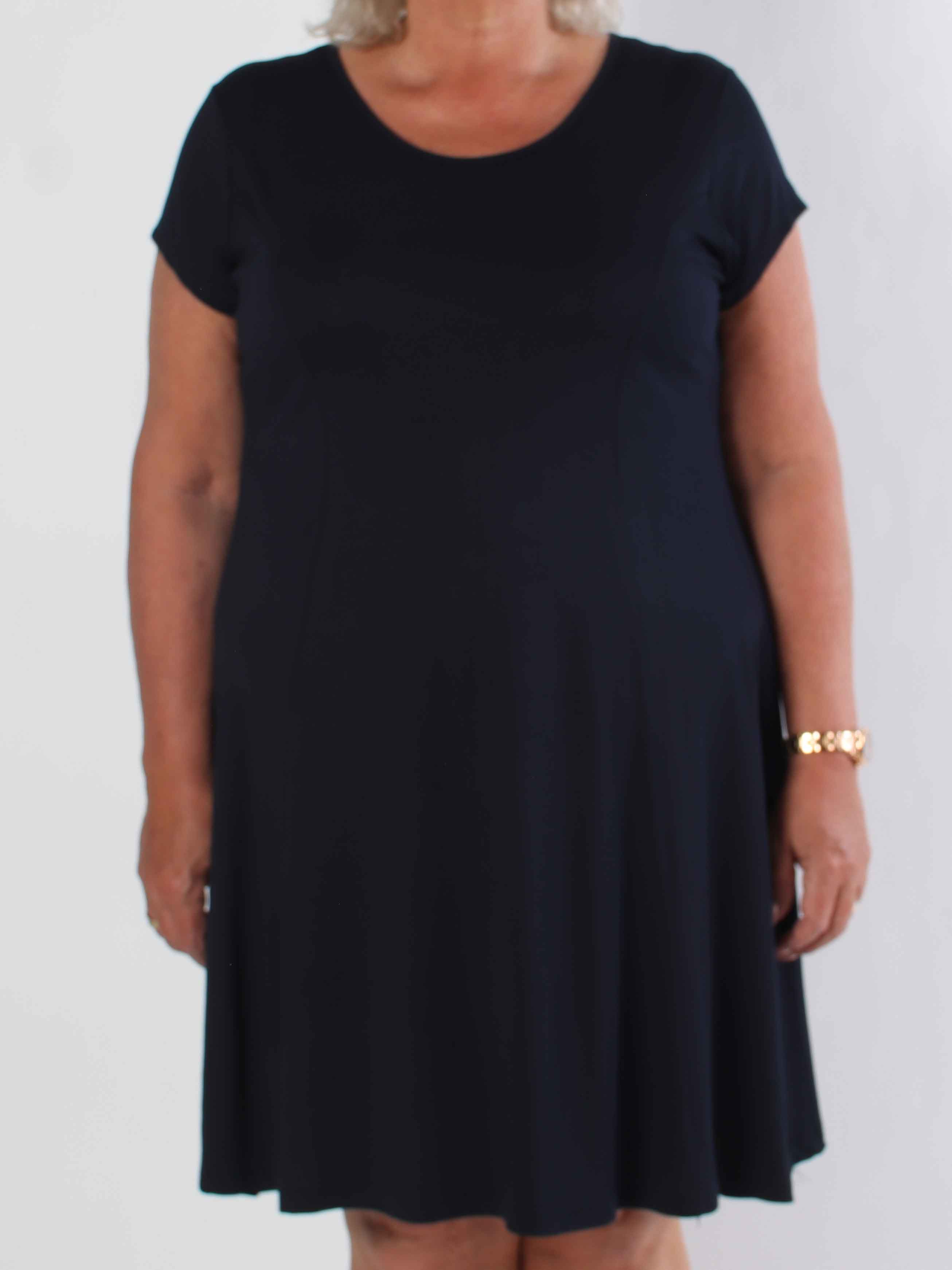 Alcippe - Ensfarvet plus size viskose kjole i a-facon