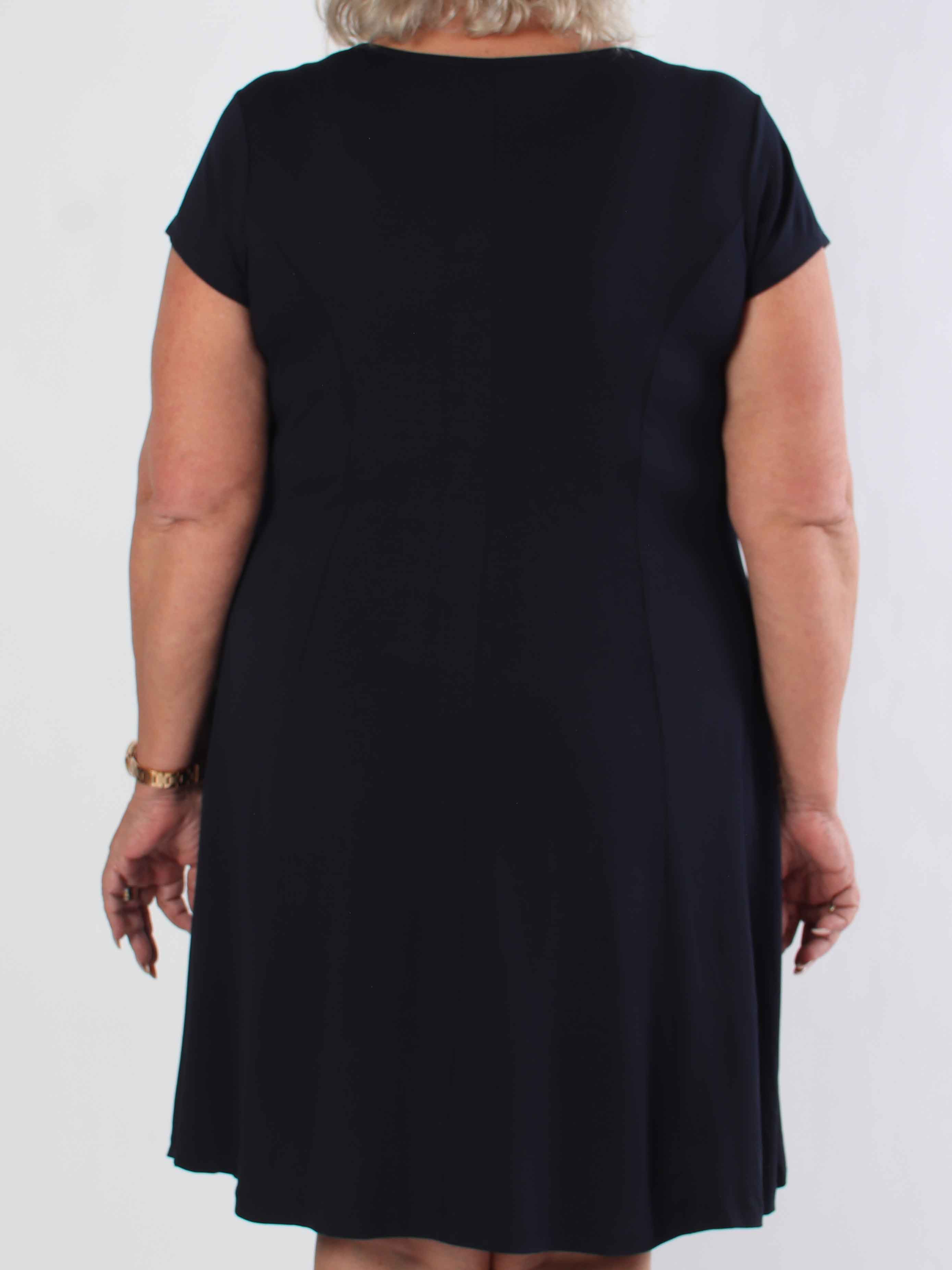 Alcippe - Ensfarvet plus size viskose kjole i a-facon