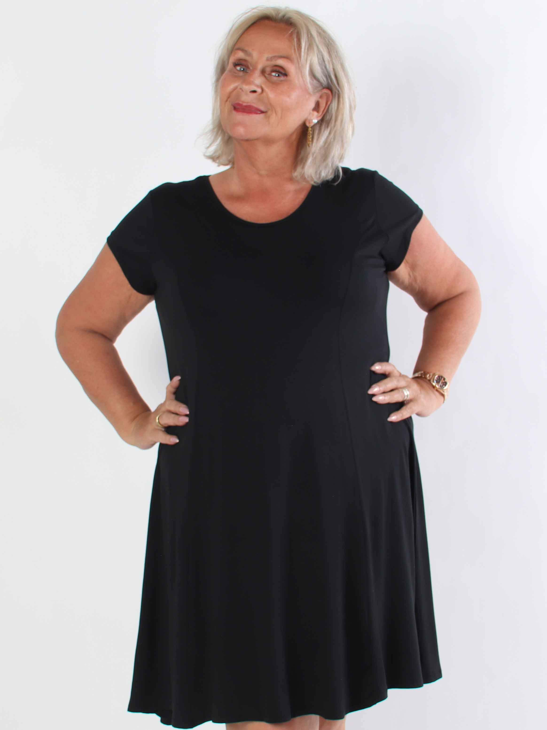 Alcippe - Ensfarvet plus size viskose kjole i a-facon