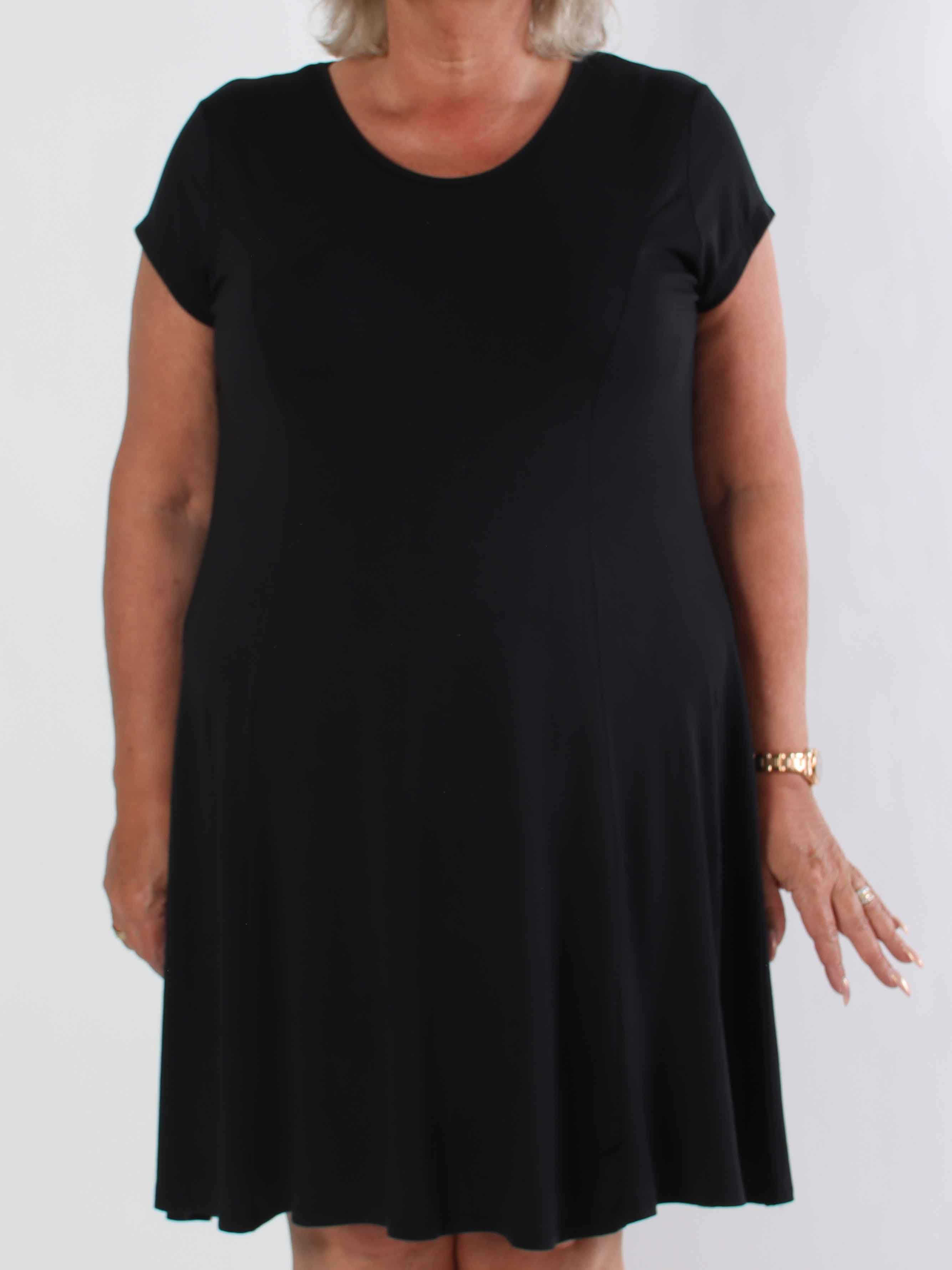 Alcippe - Ensfarvet plus size viskose kjole i a-facon