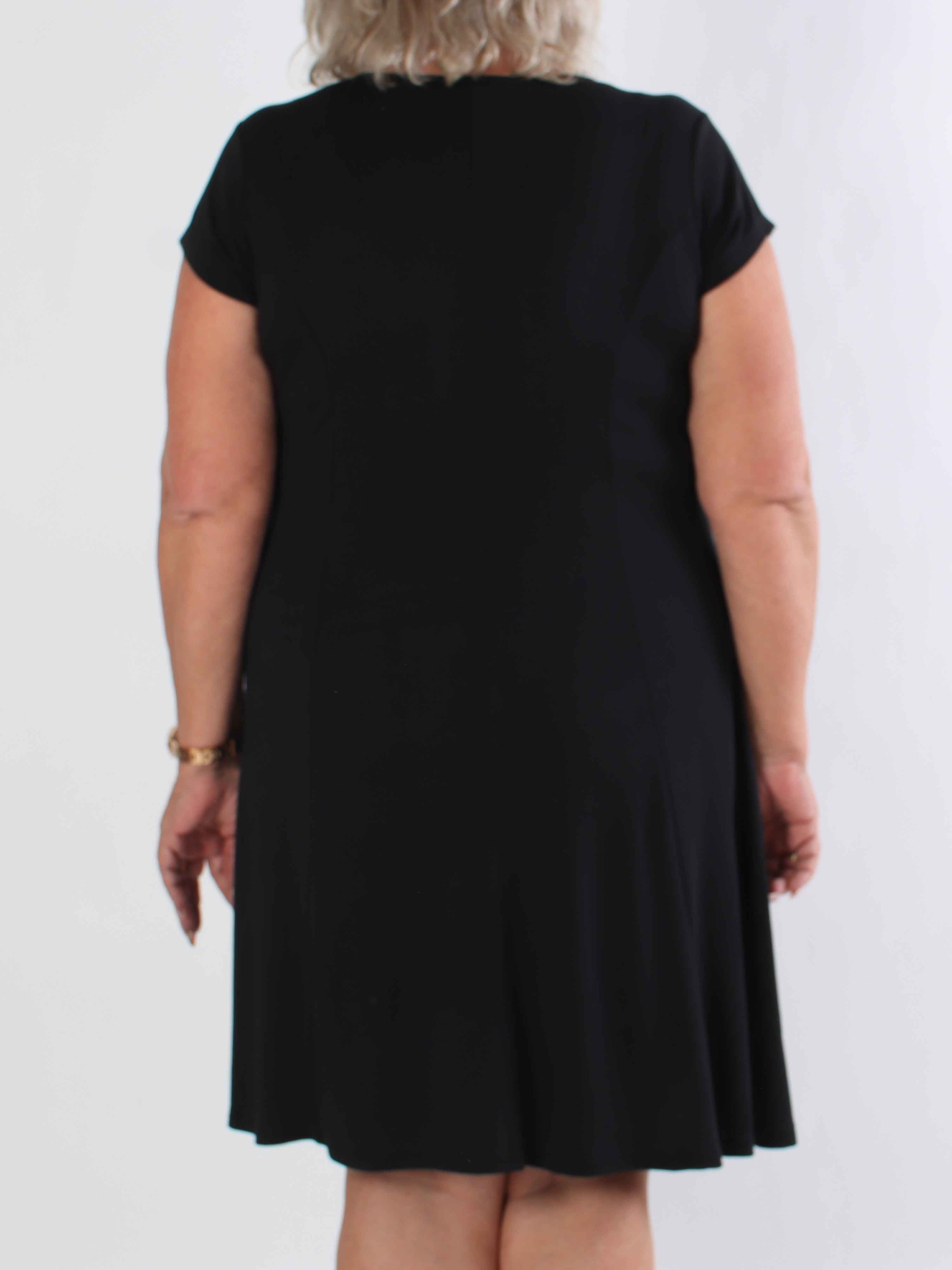 Alcippe - Ensfarvet plus size viskose kjole i a-facon