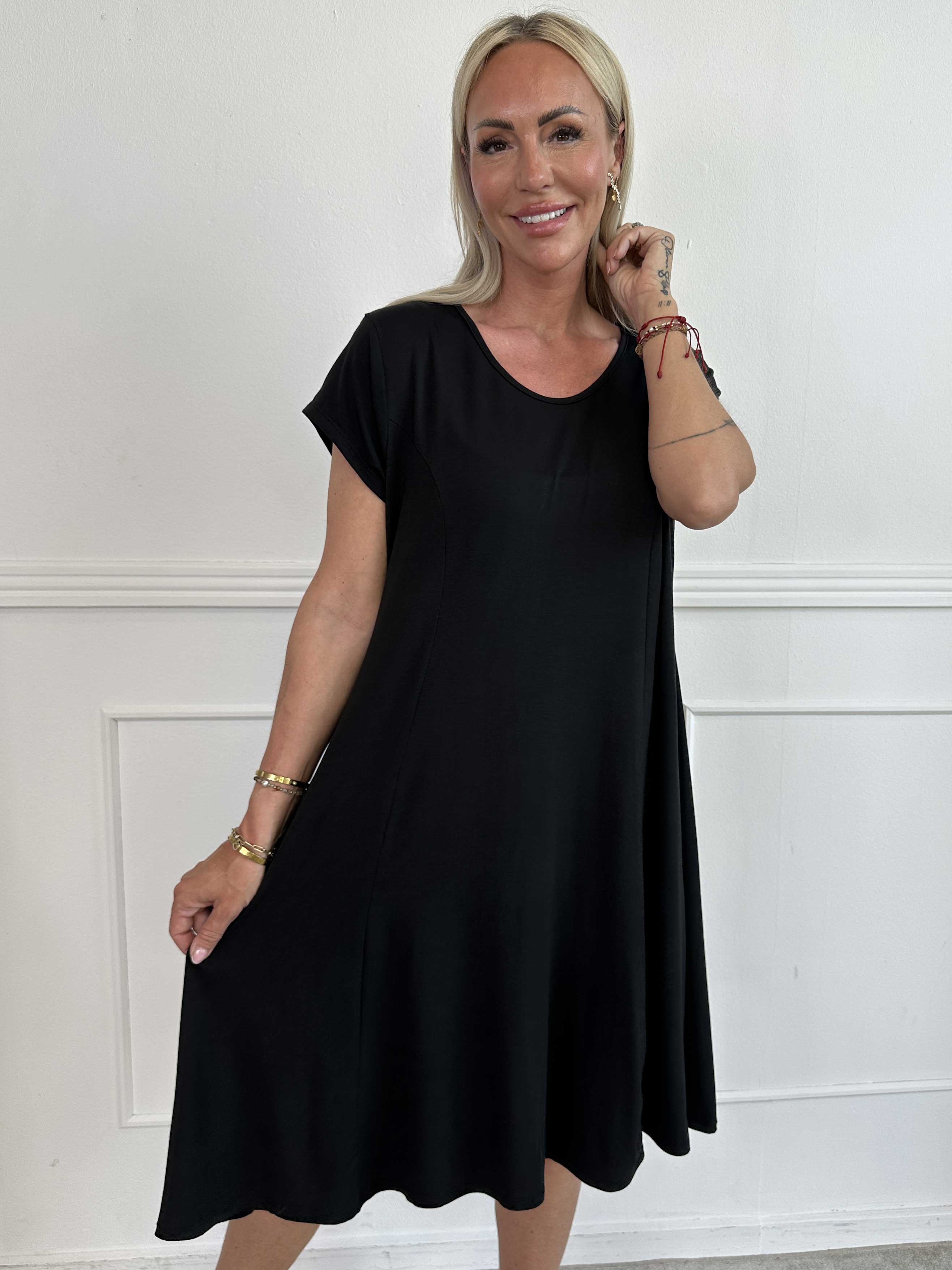 Alcippe - Ensfarvet viskose kjole i a-facon