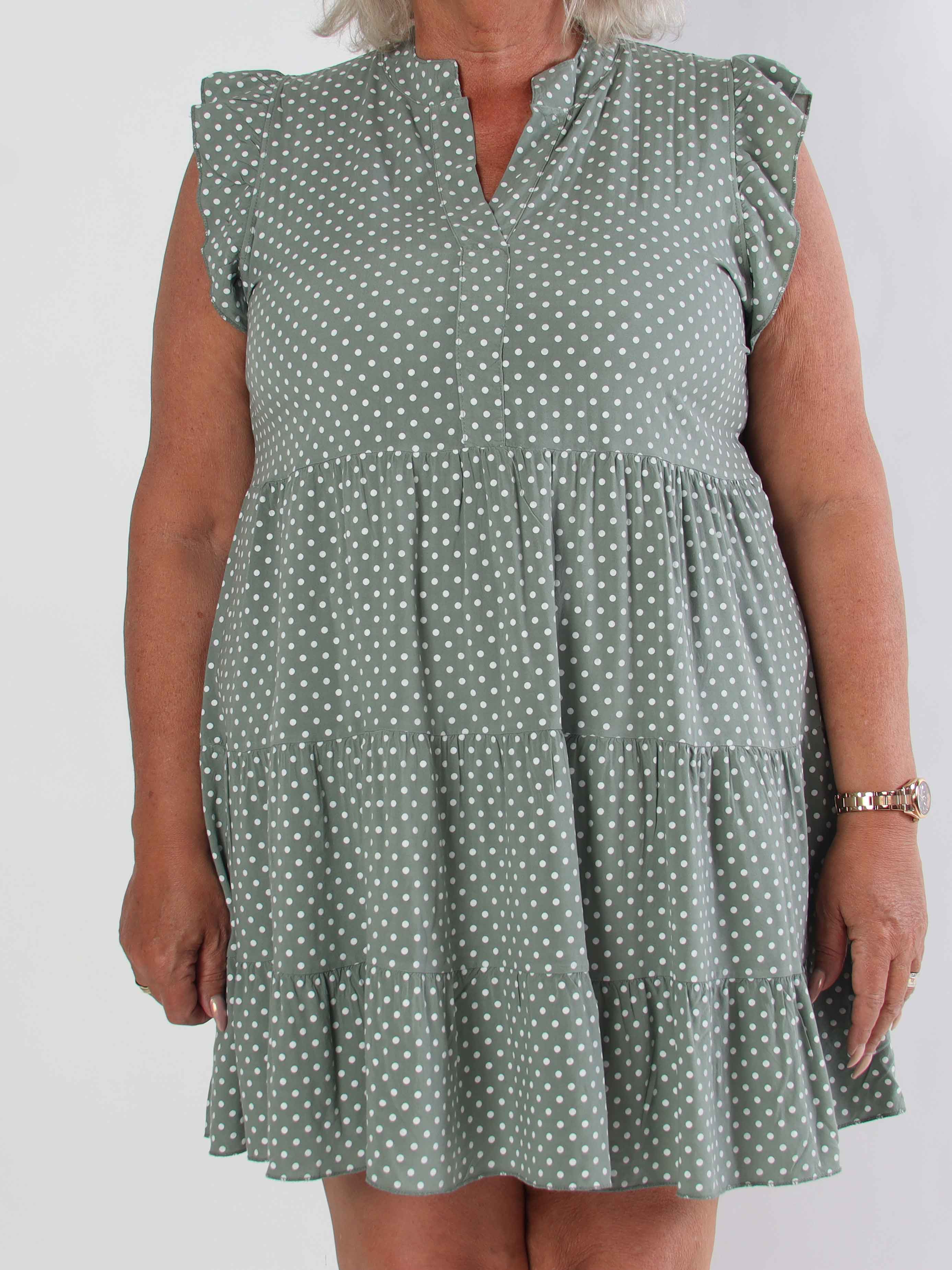 Alcmene Dot - Sød kjole i viskose med prikker og flæseærmer