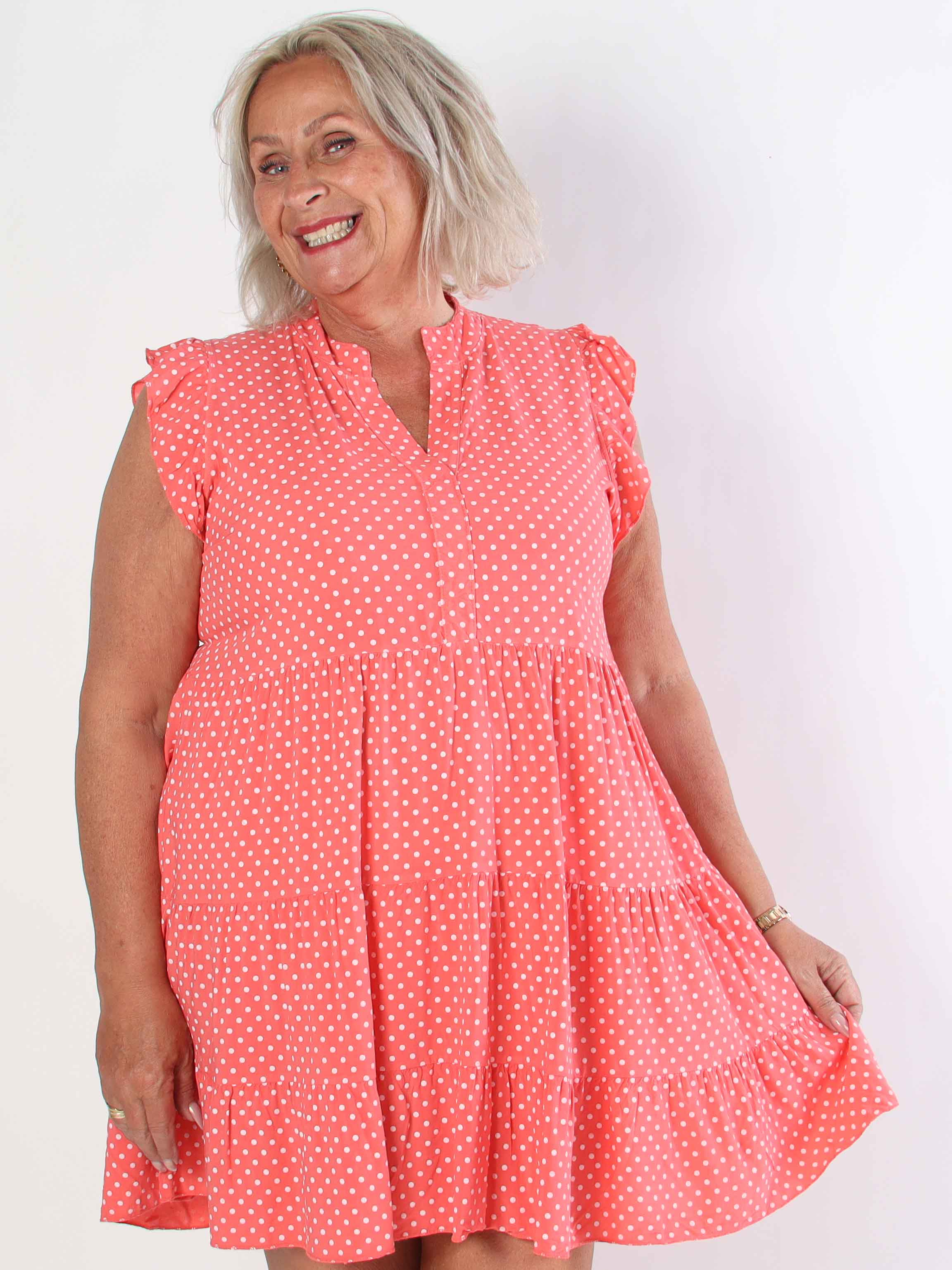 Alcmene Dot - Sød kjole i viskose med prikker og flæseærmer