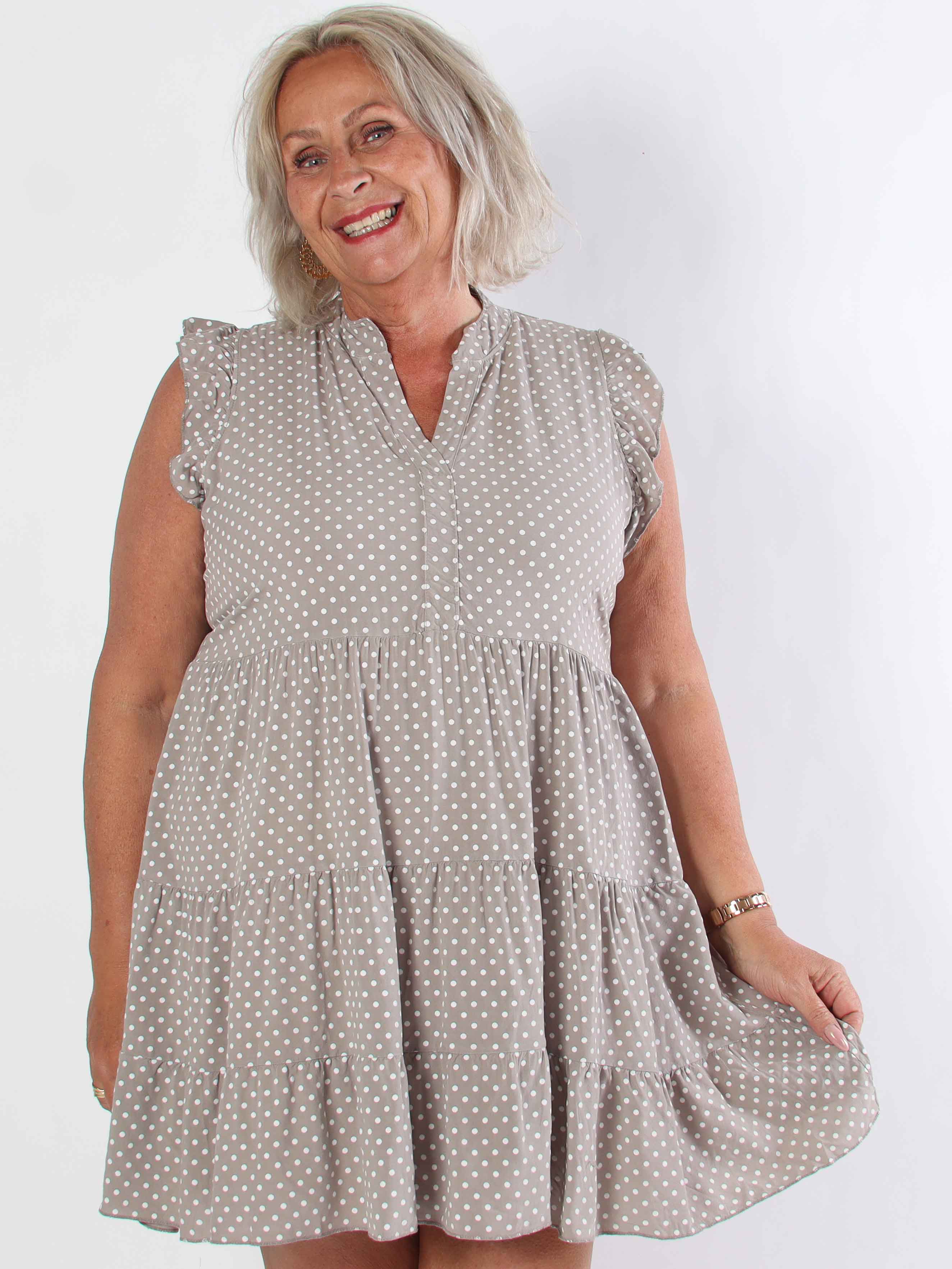 Alcmene Dot - Sød kjole i viskose med prikker og flæseærmer