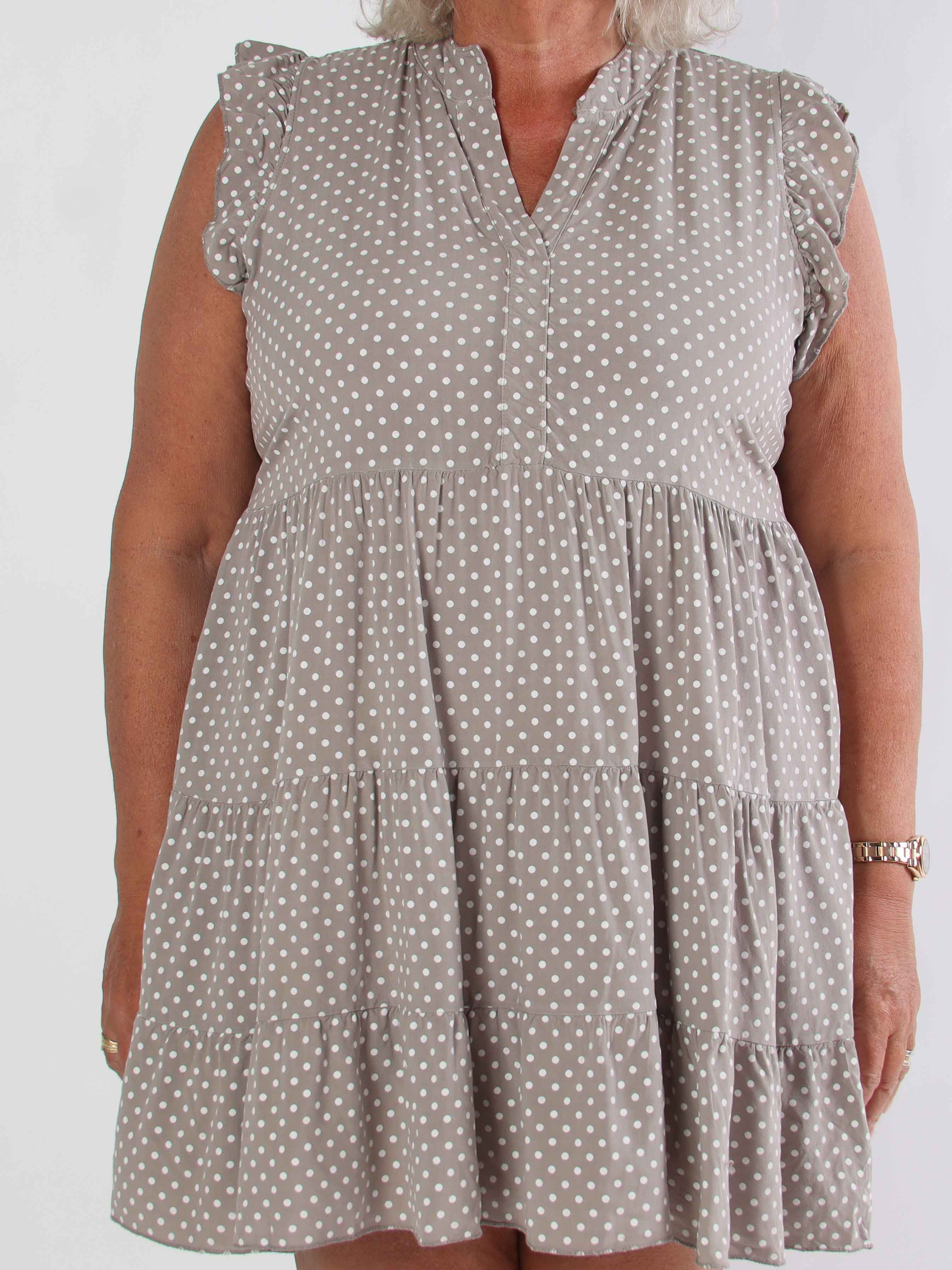 Alcmene Dot - Sød kjole i viskose med prikker og flæseærmer