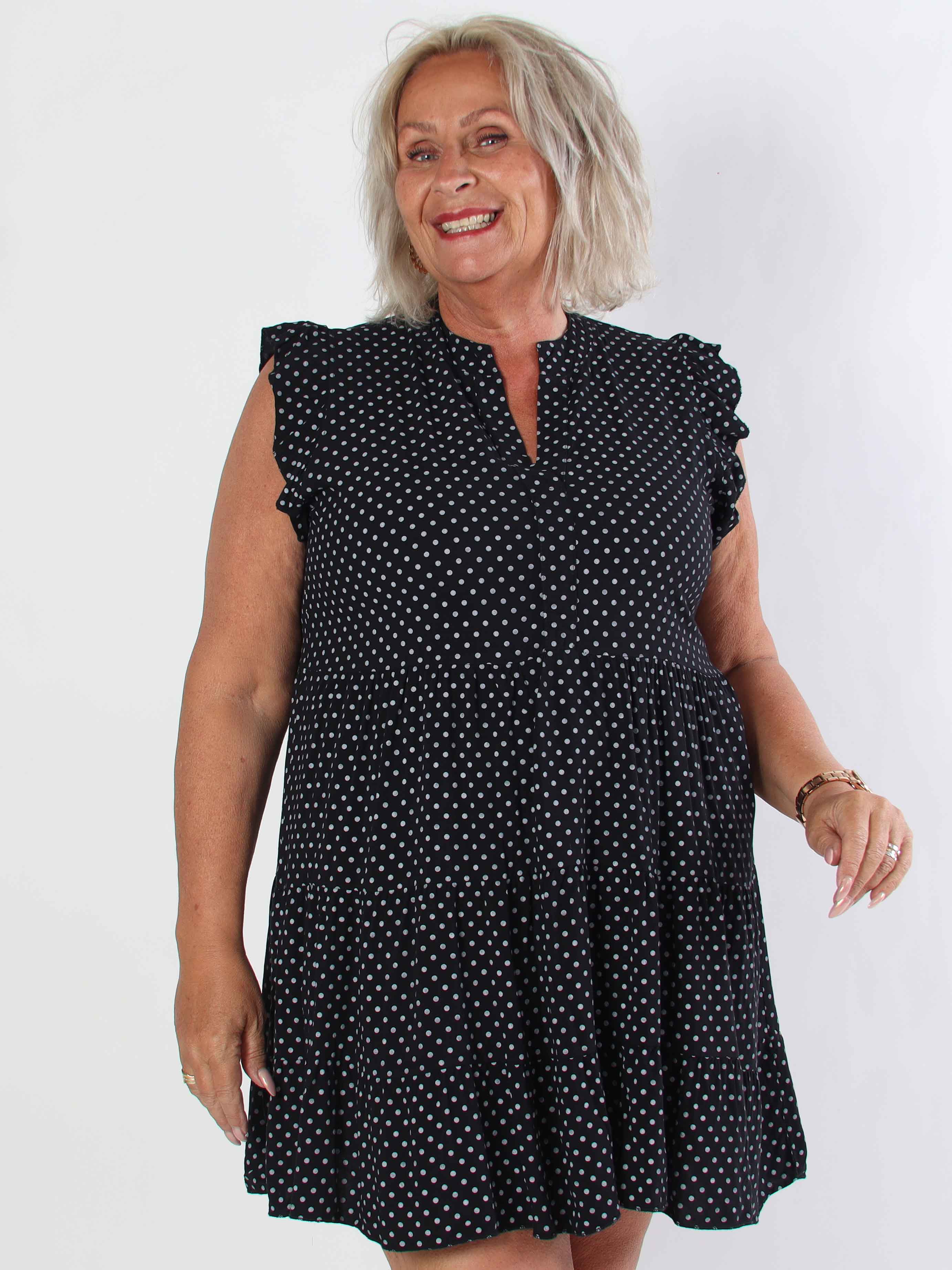 Alcmene Dot - Sød kjole i viskose med prikker og flæseærmer