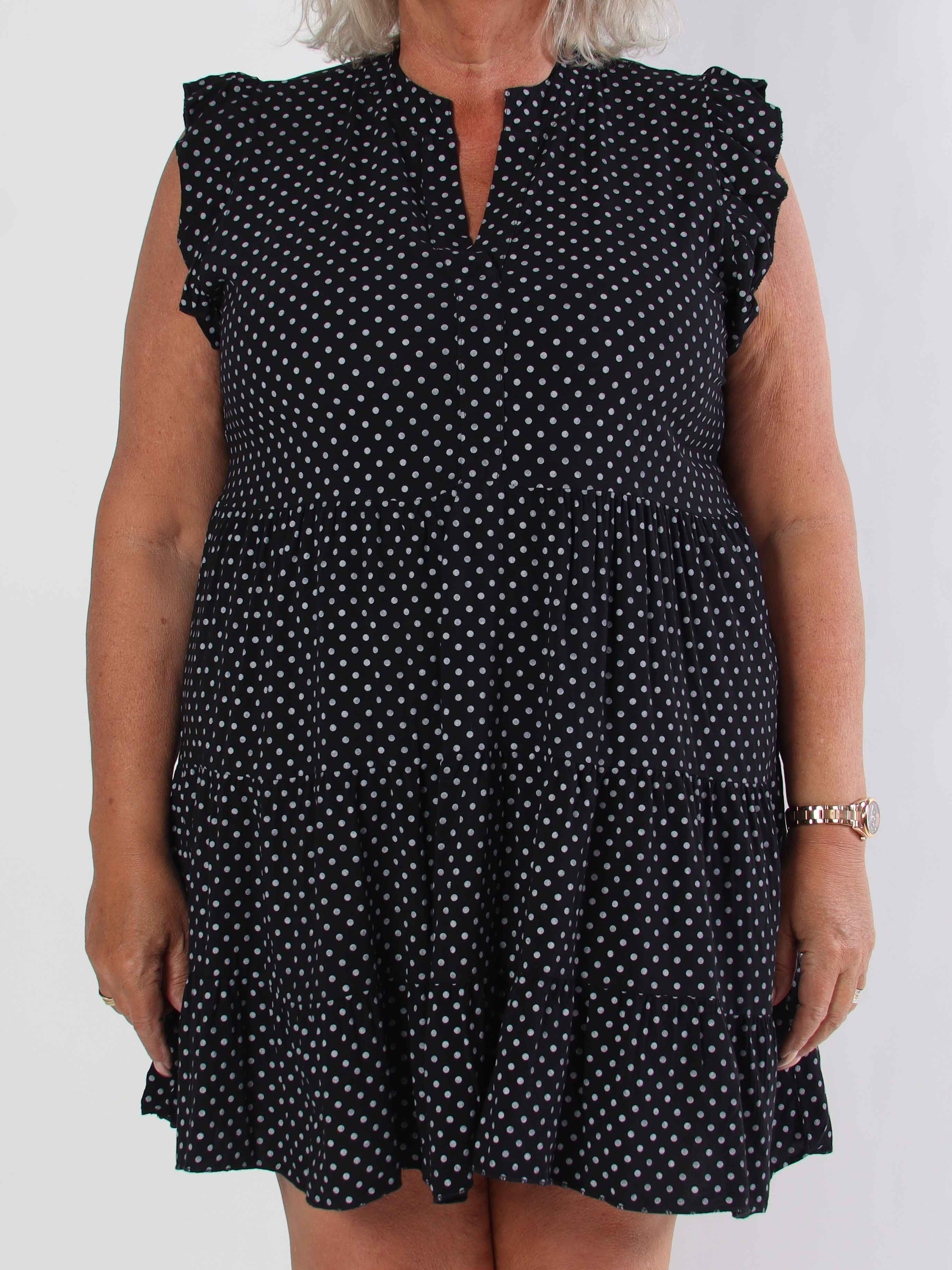 Alcmene Dot - Sød kjole i viskose med prikker og flæseærmer