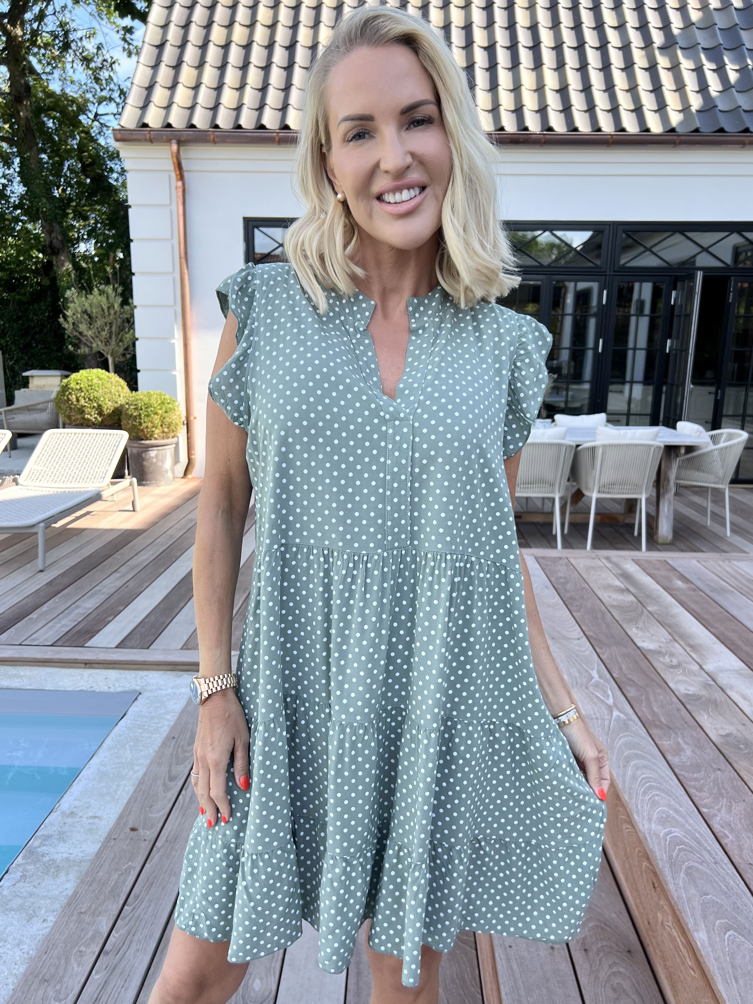 Alcmene Dot - Sød kjole i viskose med prikker og flæseærmer