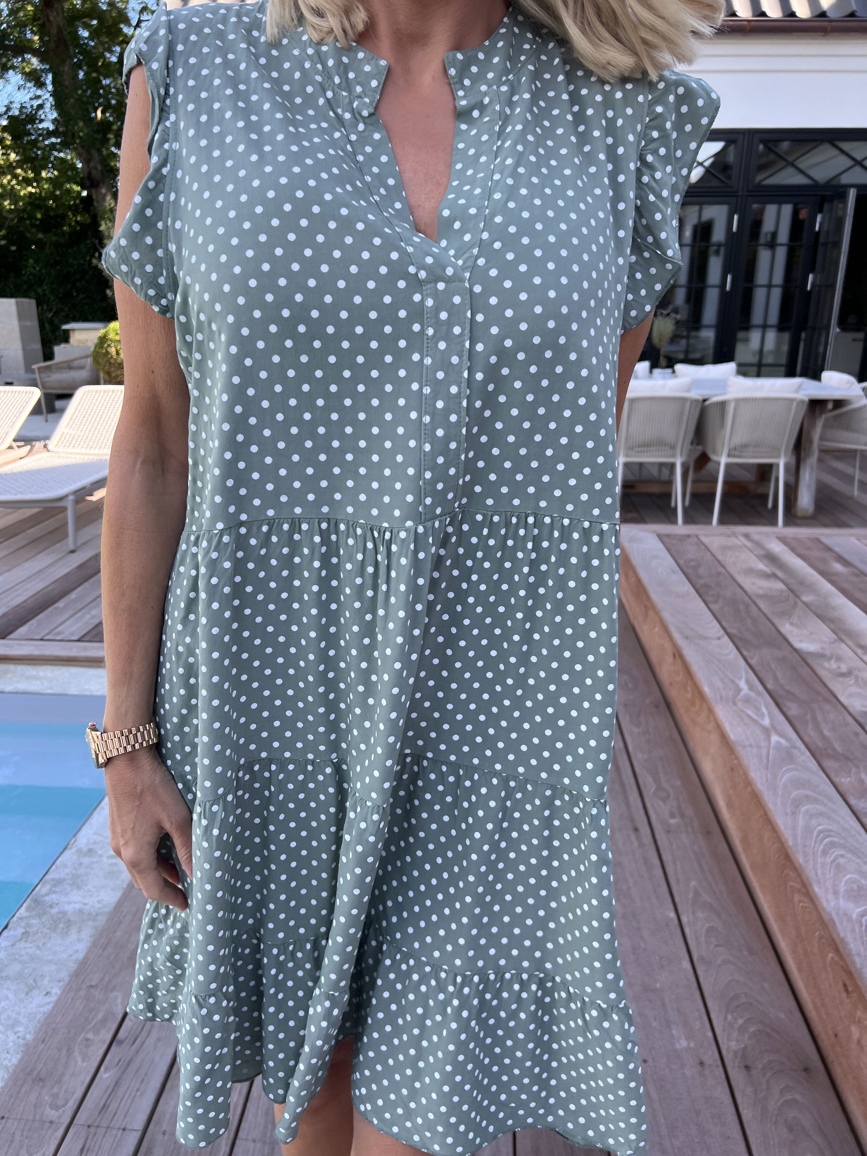 Alcmene Dot - Sød kjole i viskose med prikker og flæseærmer