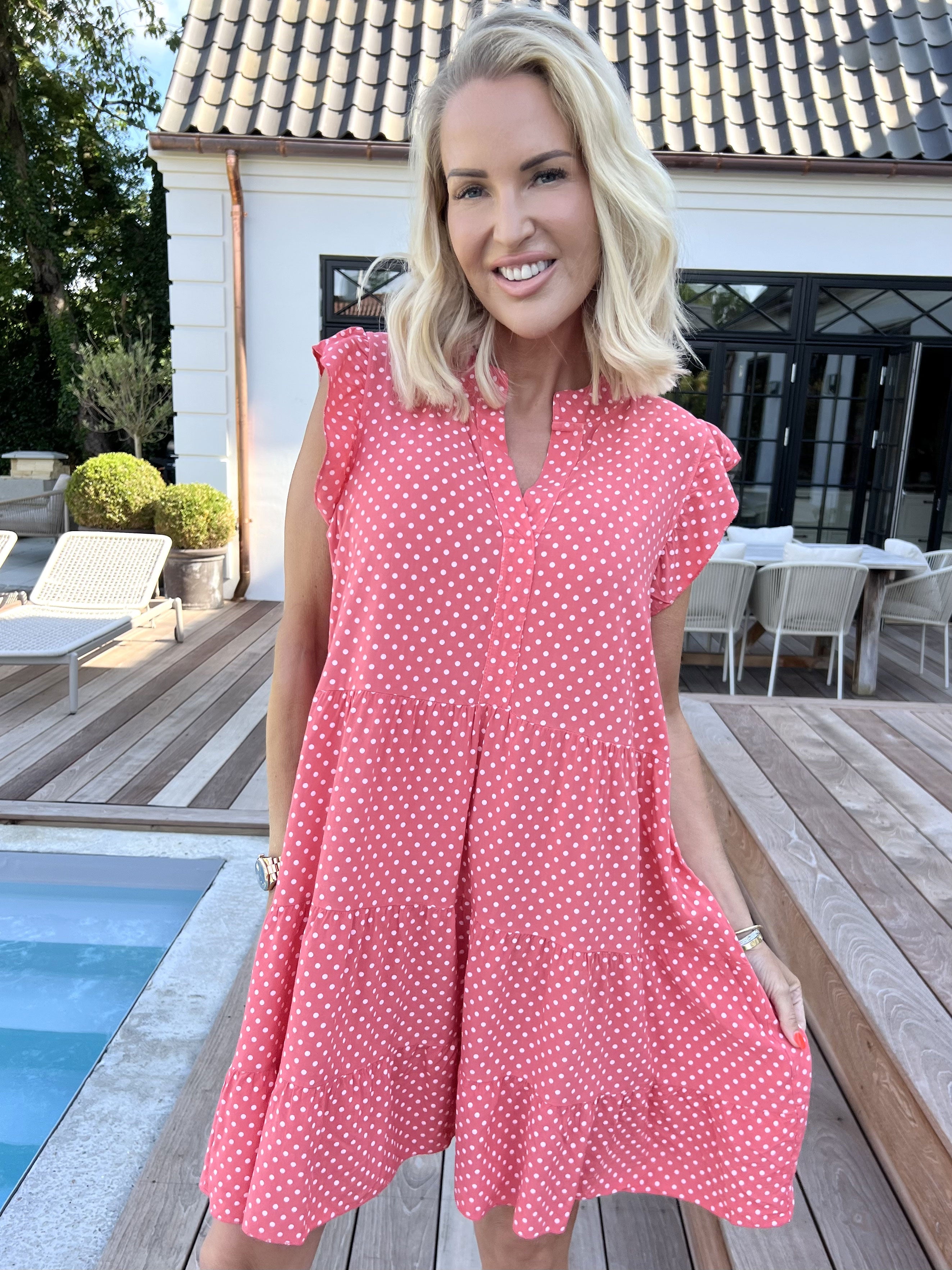 Alcmene Dot - Sød kjole i viskose med prikker og flæseærmer