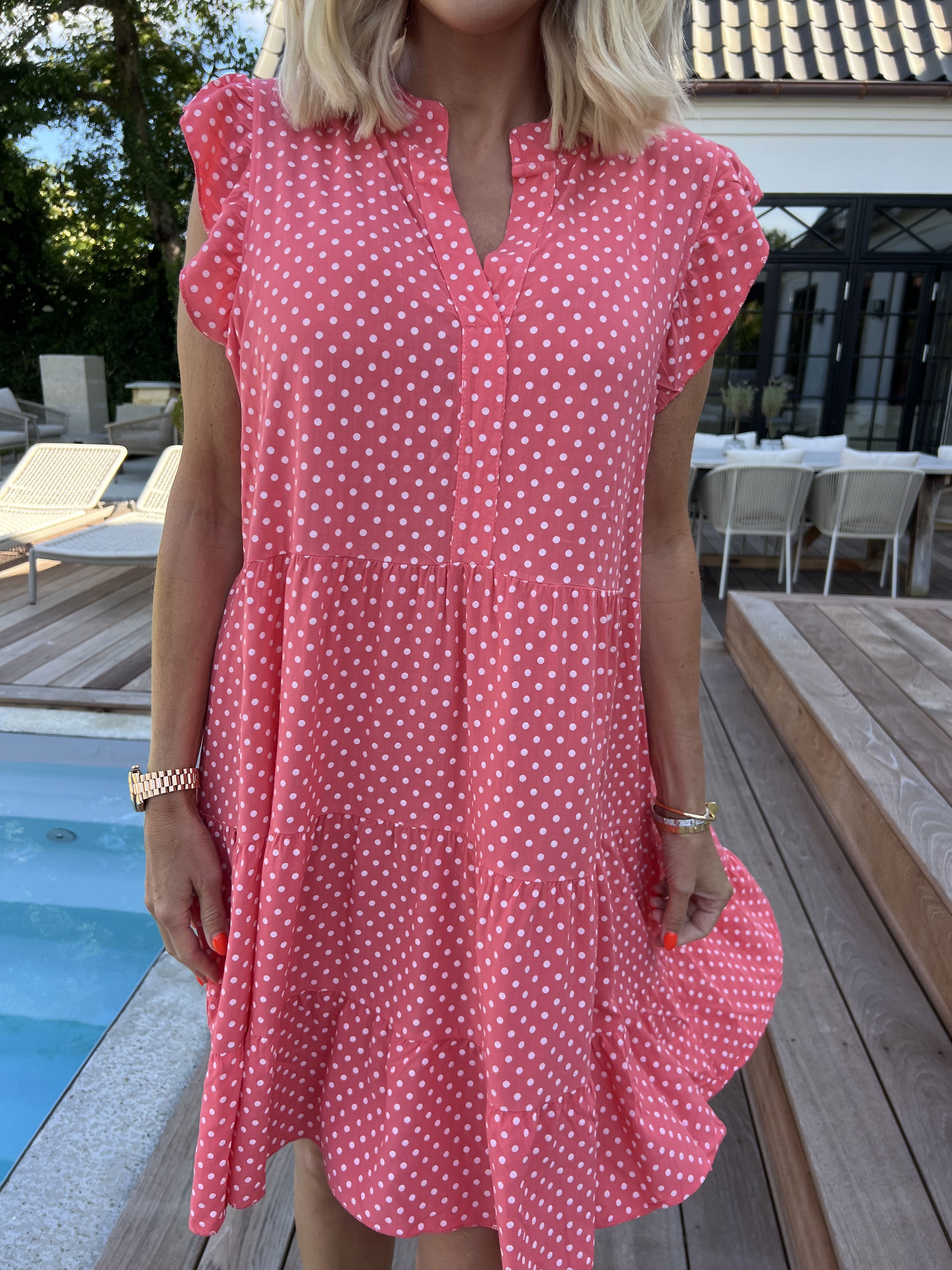 Alcmene Dot - Sød kjole i viskose med prikker og flæseærmer