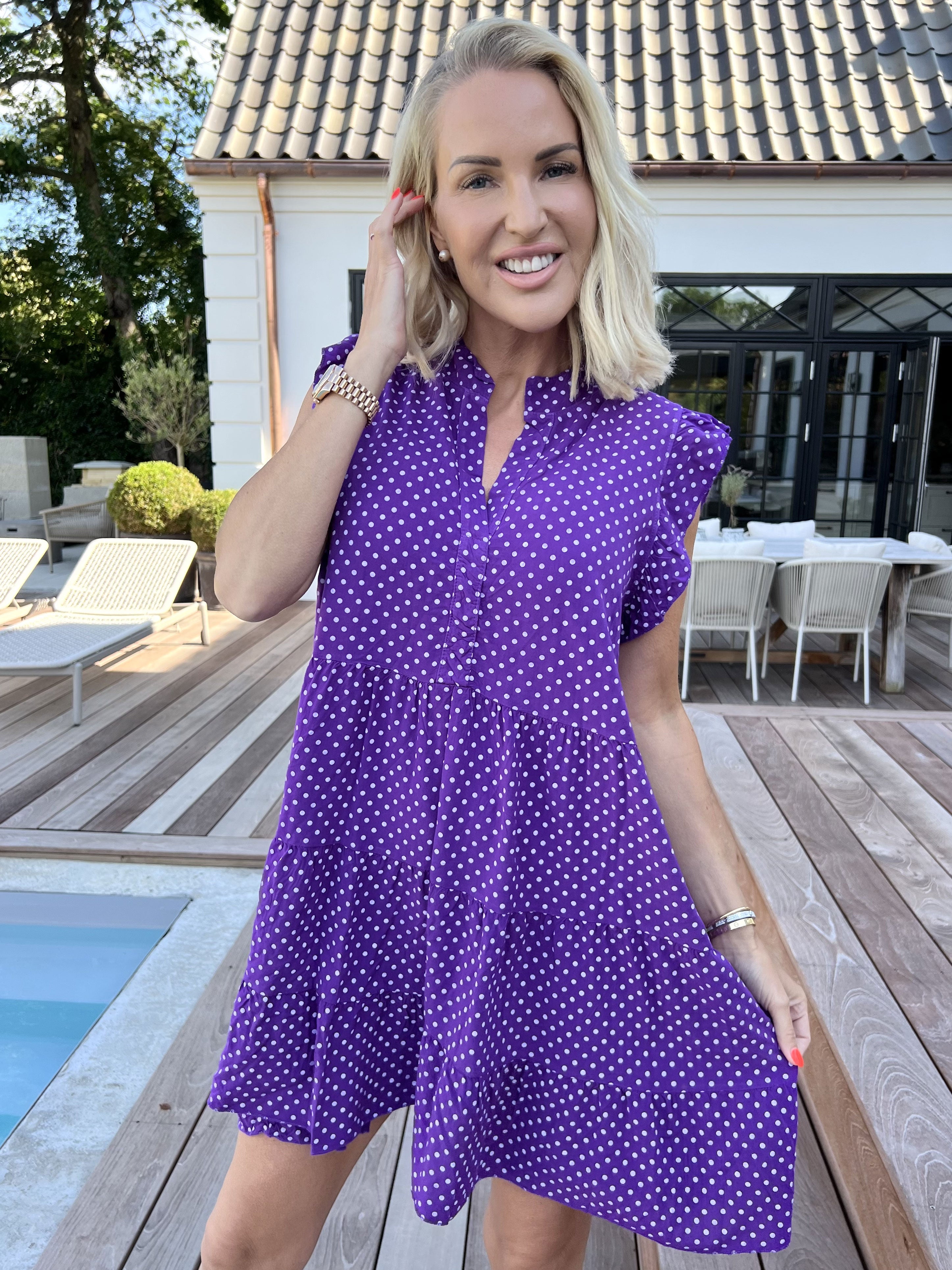 Alcmene Dot - Sød kjole i viskose med prikker og flæseærmer