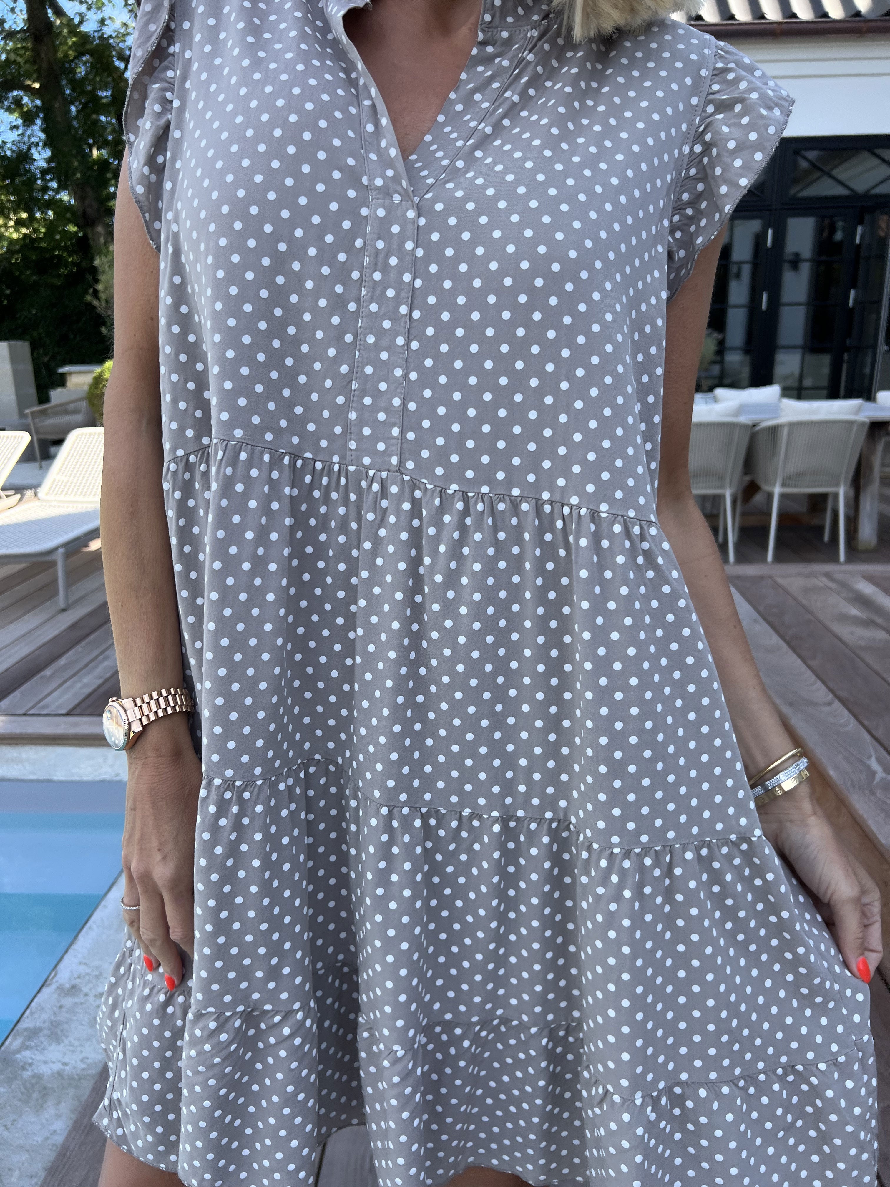 Alcmene Dot - Sød kjole i viskose med prikker og flæseærmer