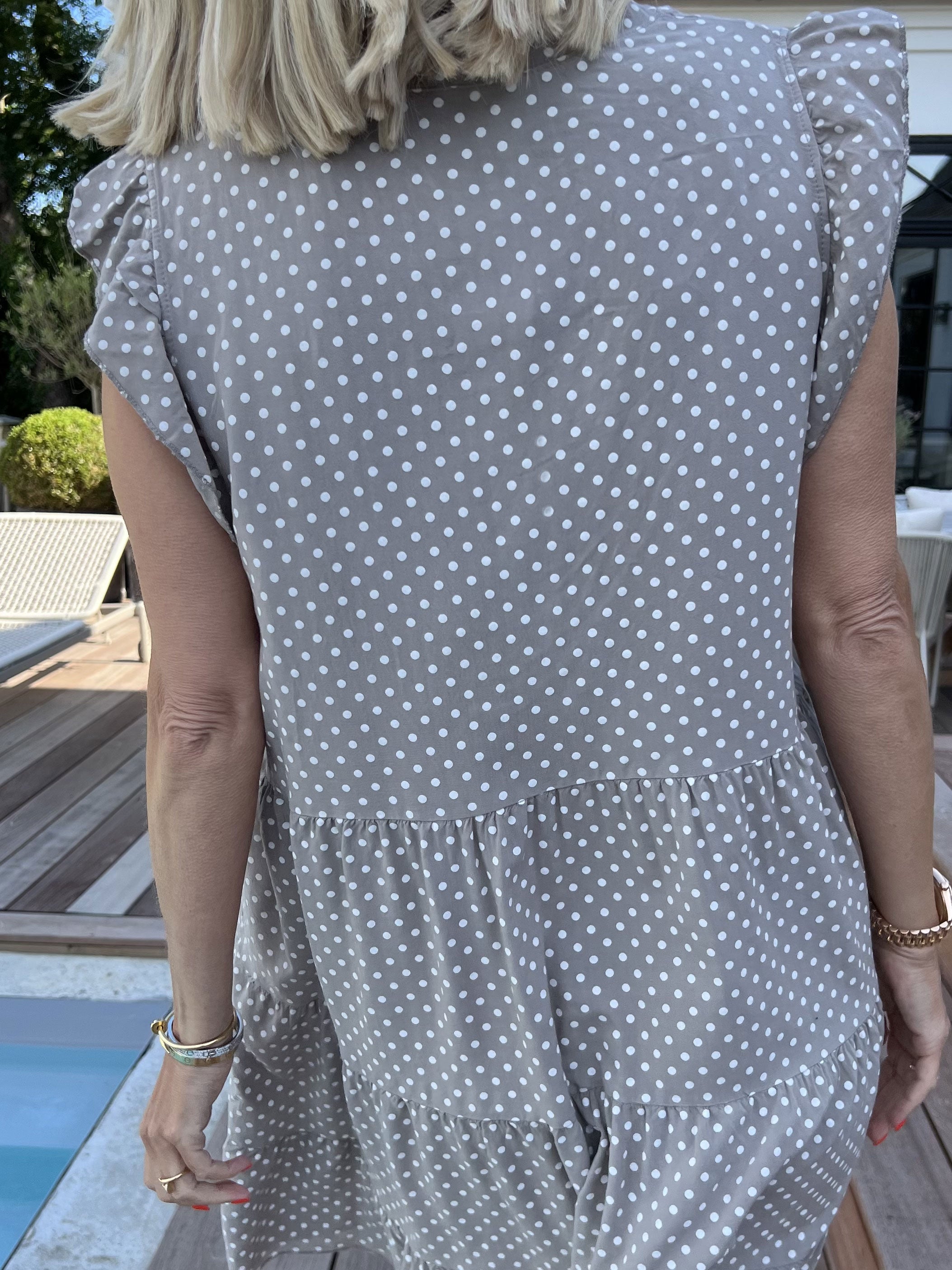 Alcmene Dot - Sød kjole i viskose med prikker og flæseærmer