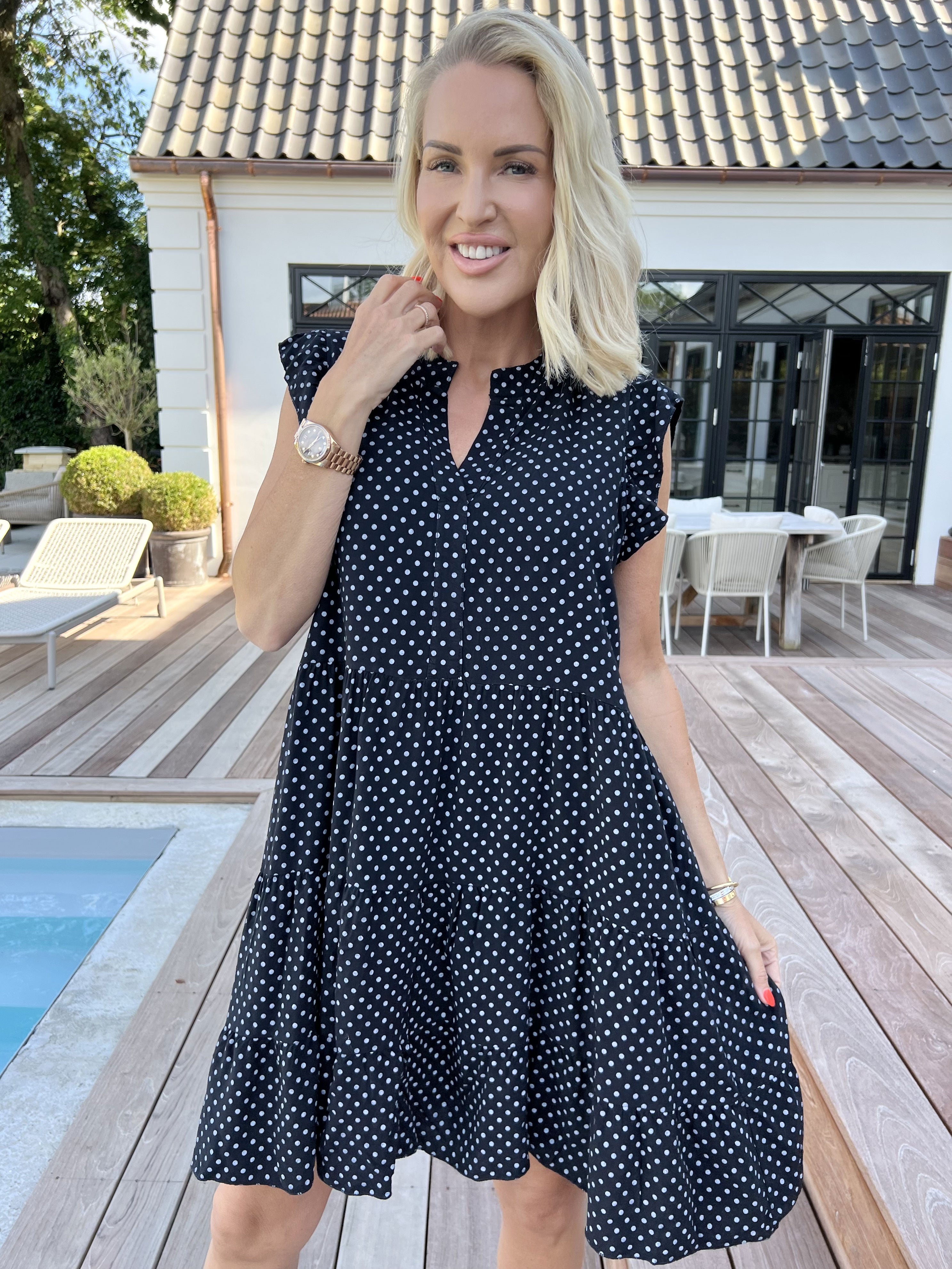 Alcmene Dot - Sød kjole i viskose med prikker og flæseærmer