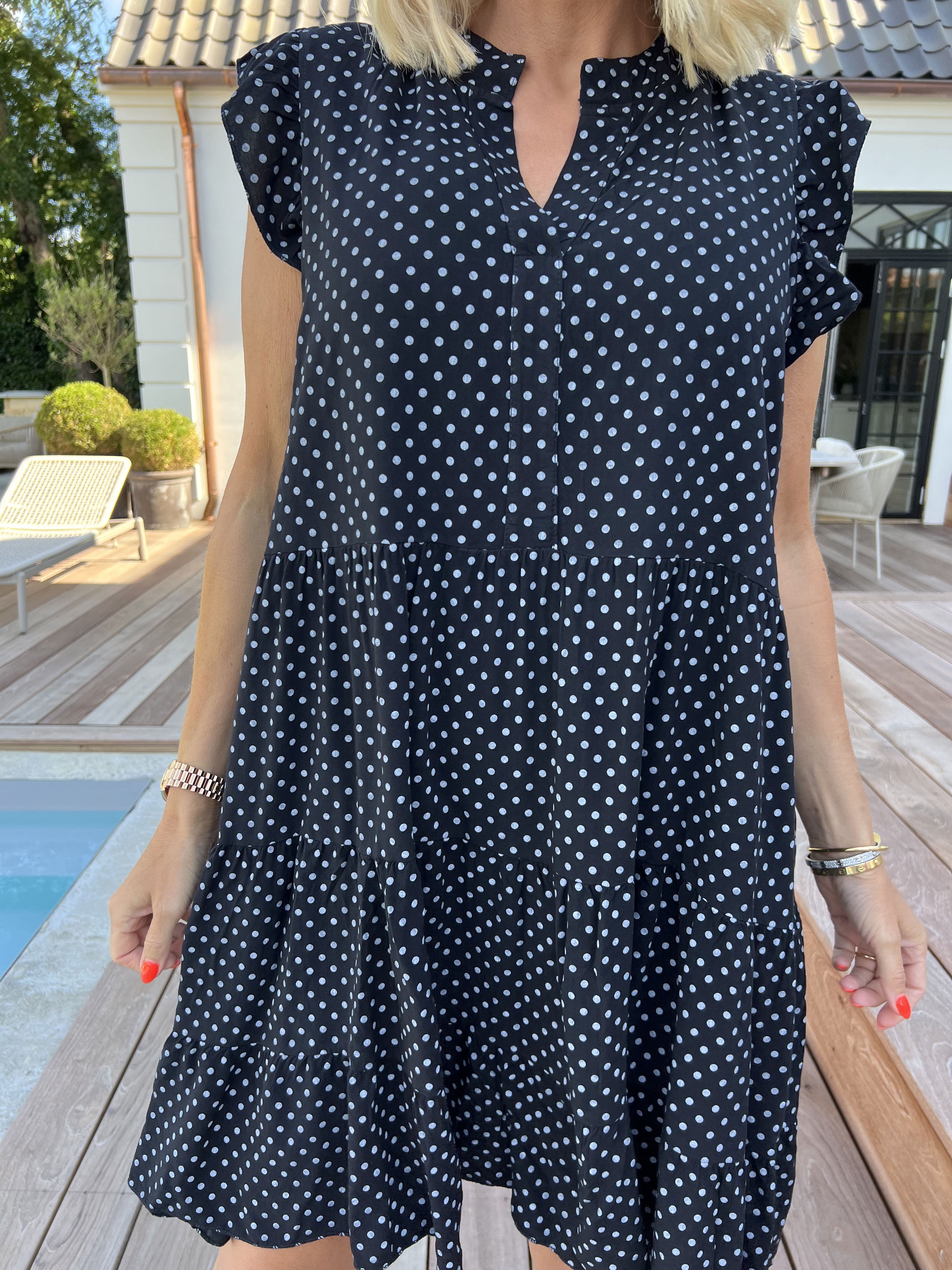 Alcmene Dot - Sød kjole i viskose med prikker og flæseærmer