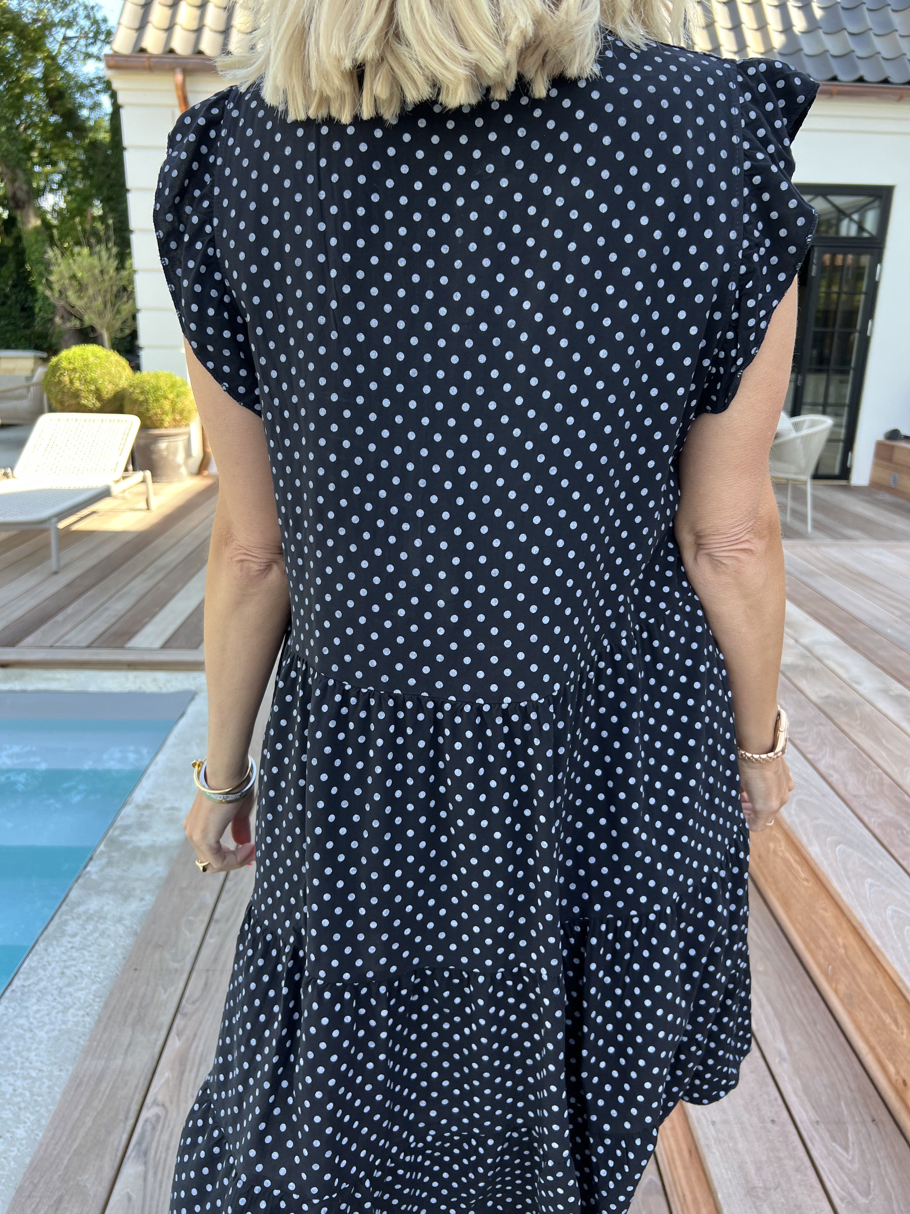 Alcmene Dot - Sød kjole i viskose med prikker og flæseærmer