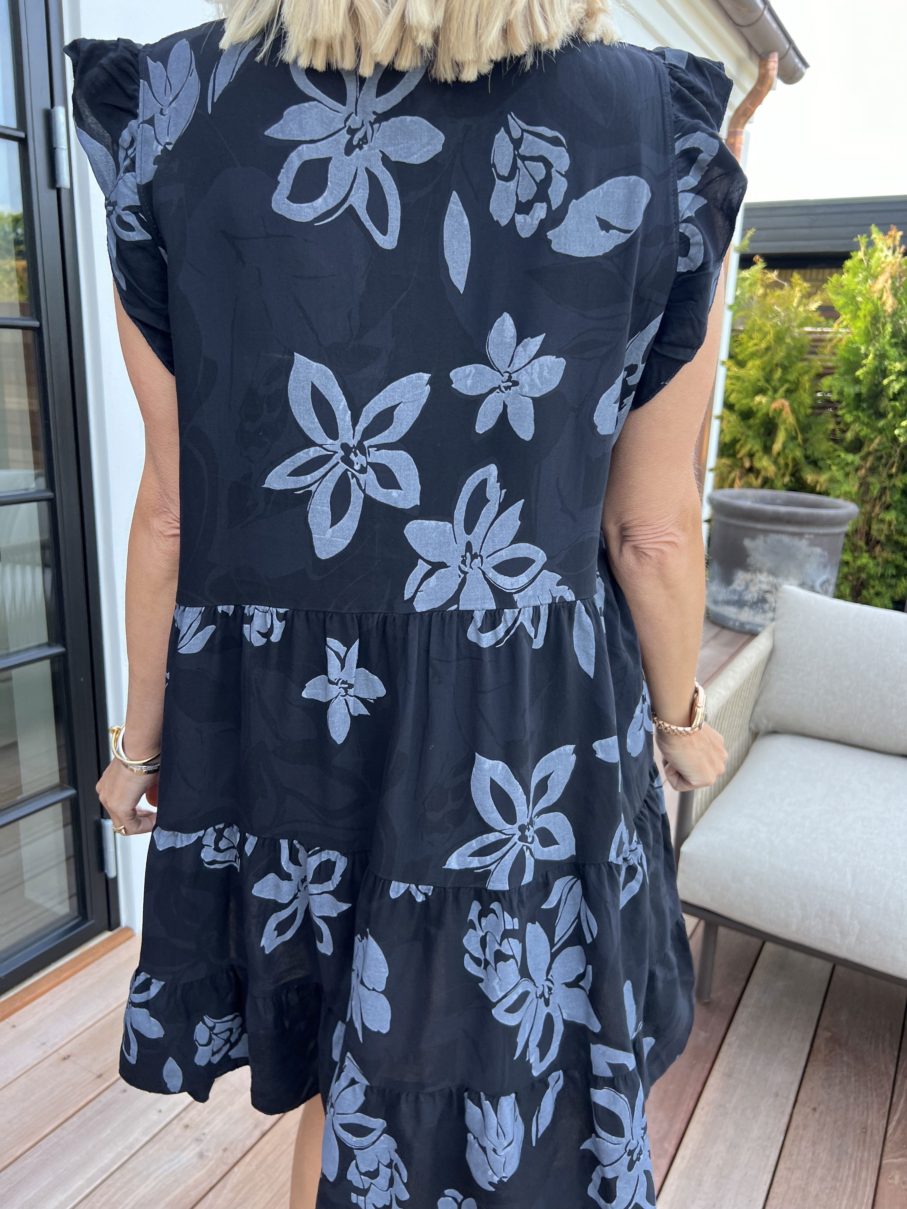 Alcmene Flower - Sød viskose tunikakjole med flæser