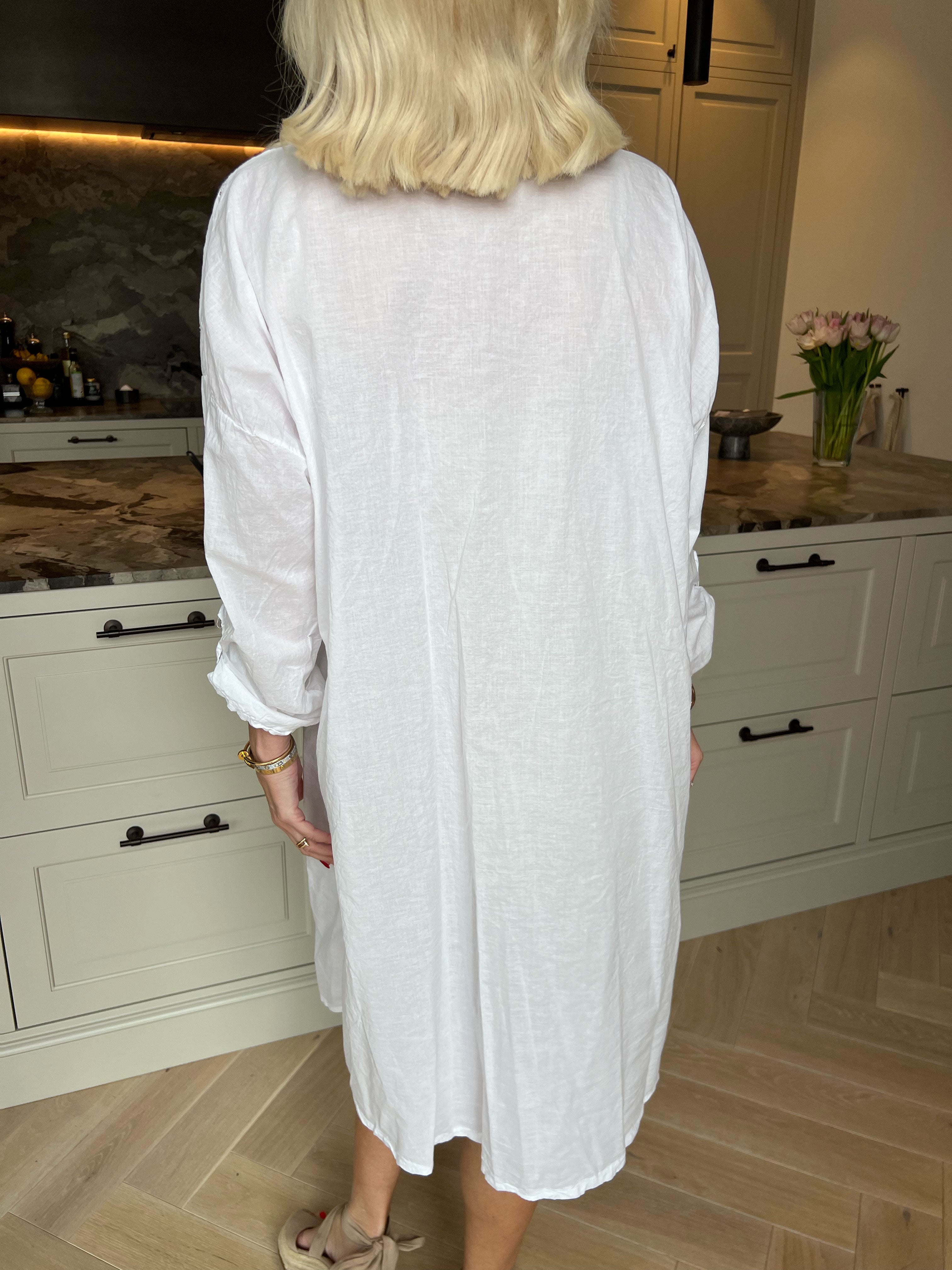 Alfreda - Skjortekjole i bomuld med broderet mønster og pailletter