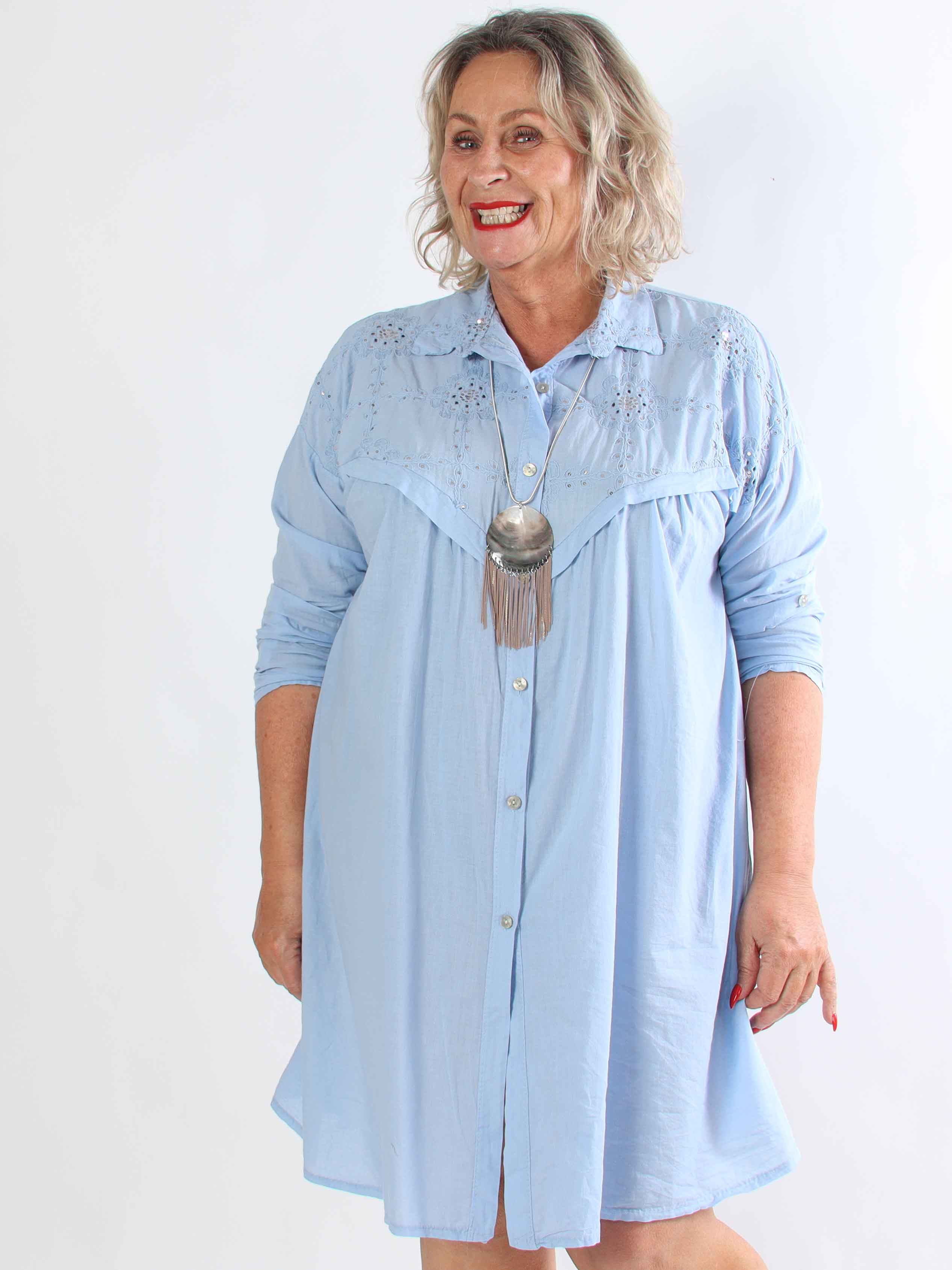 Alfreda - Plus size skjortekjole i bomuld med broderet mønster og pailletter