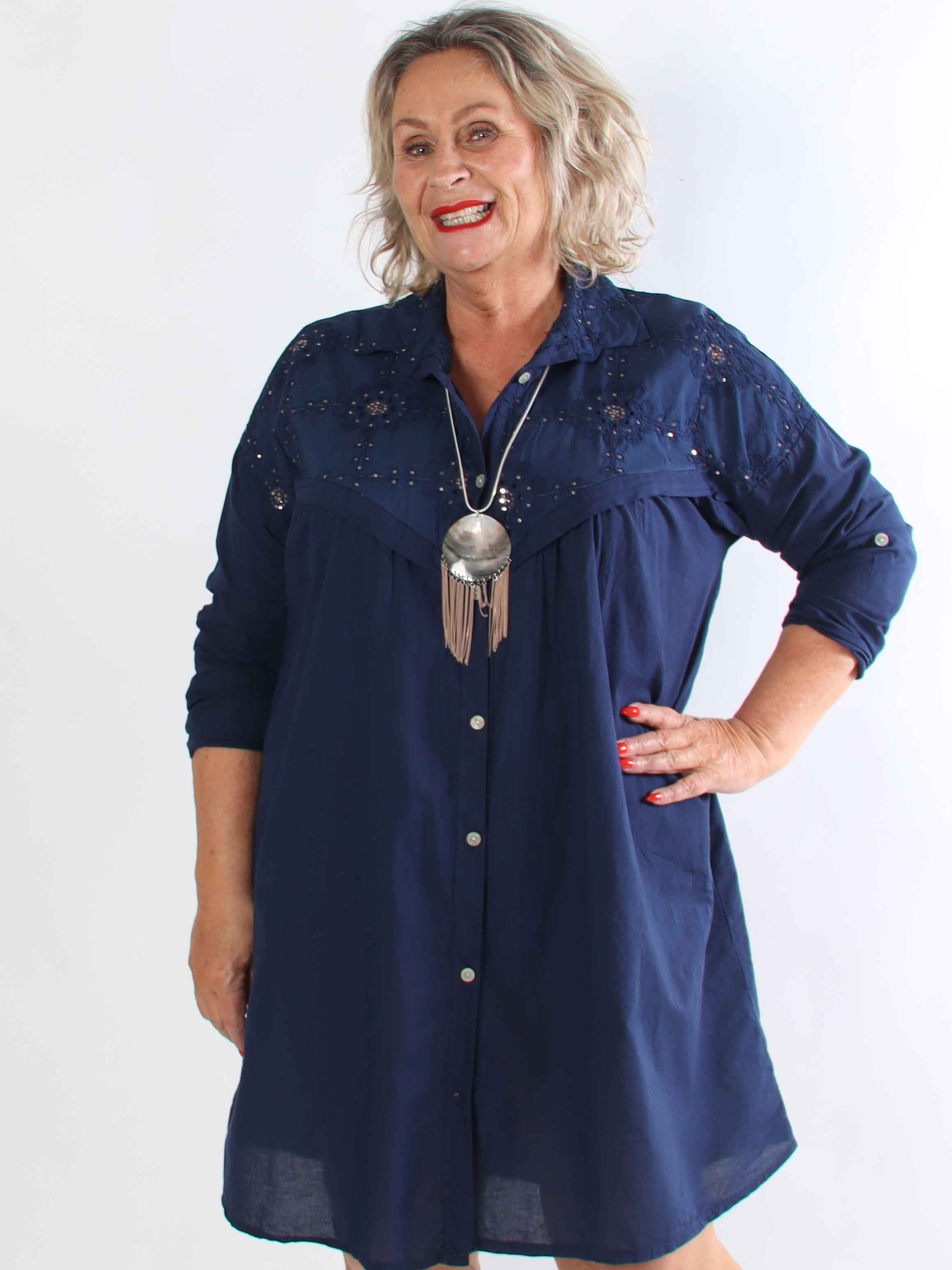 Alfreda - Plus size skjortekjole i bomuld med broderet mønster og pailletter