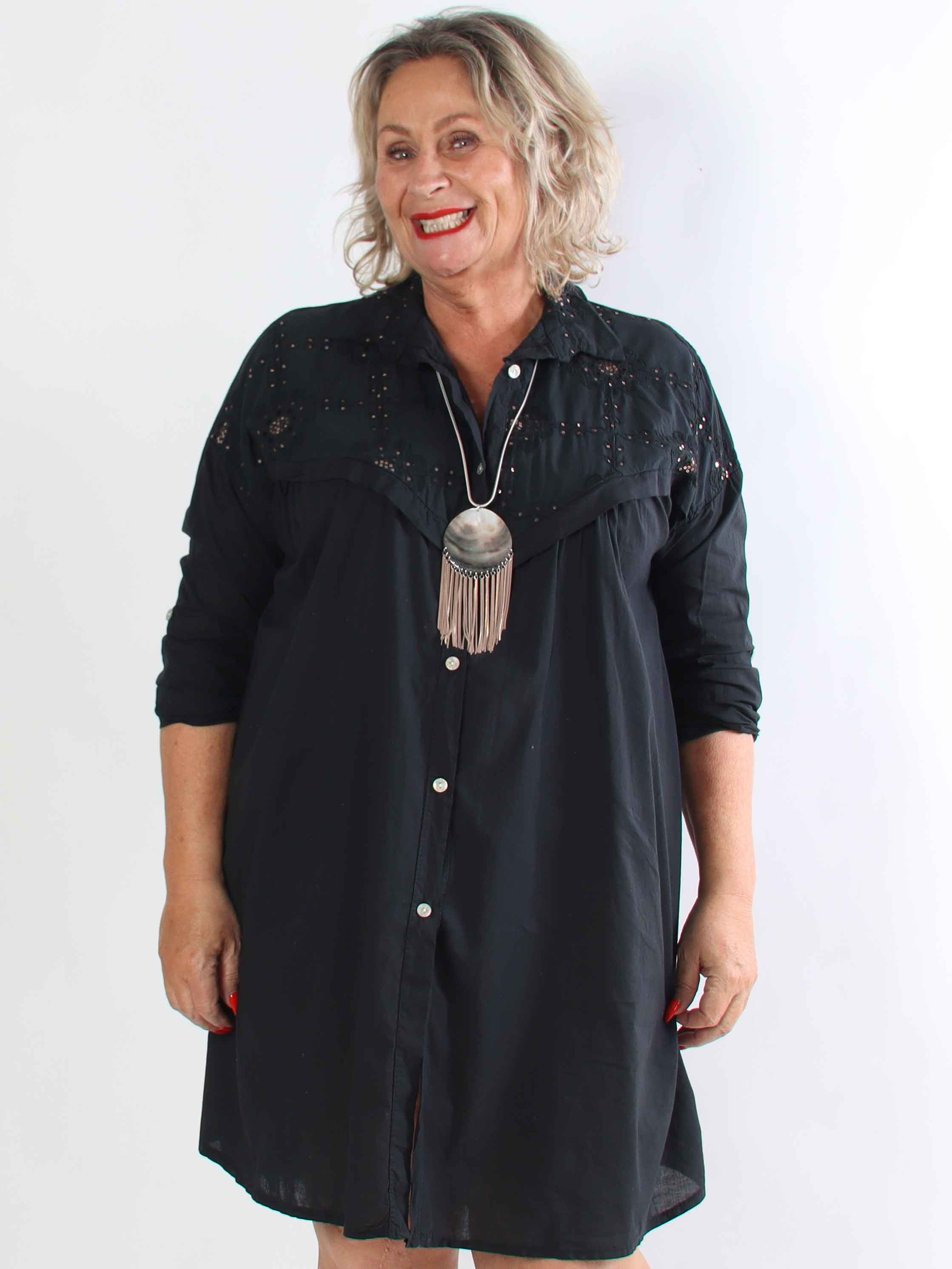 Alfreda - Plus size skjortekjole i bomuld med broderet mønster og pailletter