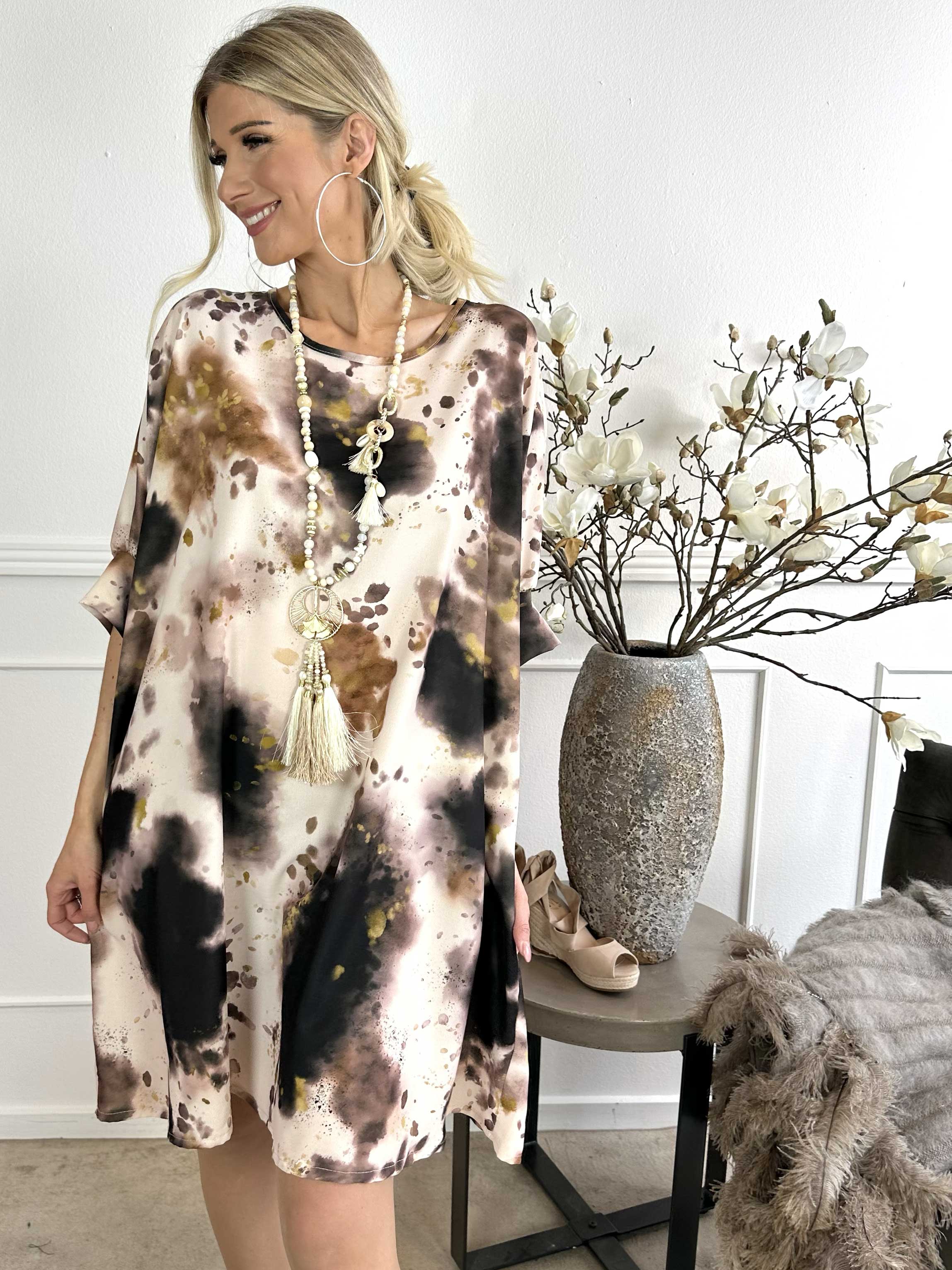 Alfrida - Batikmønstret kjole i løs pasform