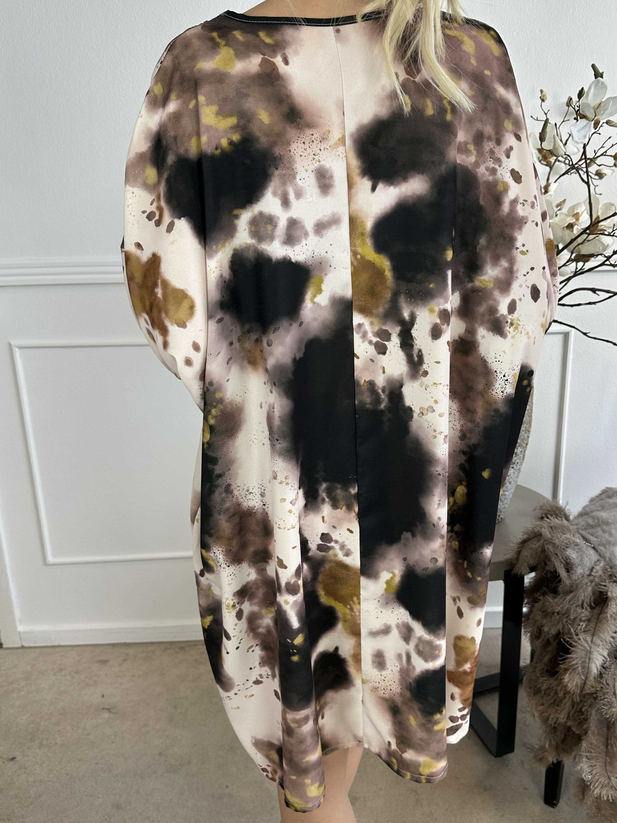 Alfrida - Batikmønstret kjole i løs pasform