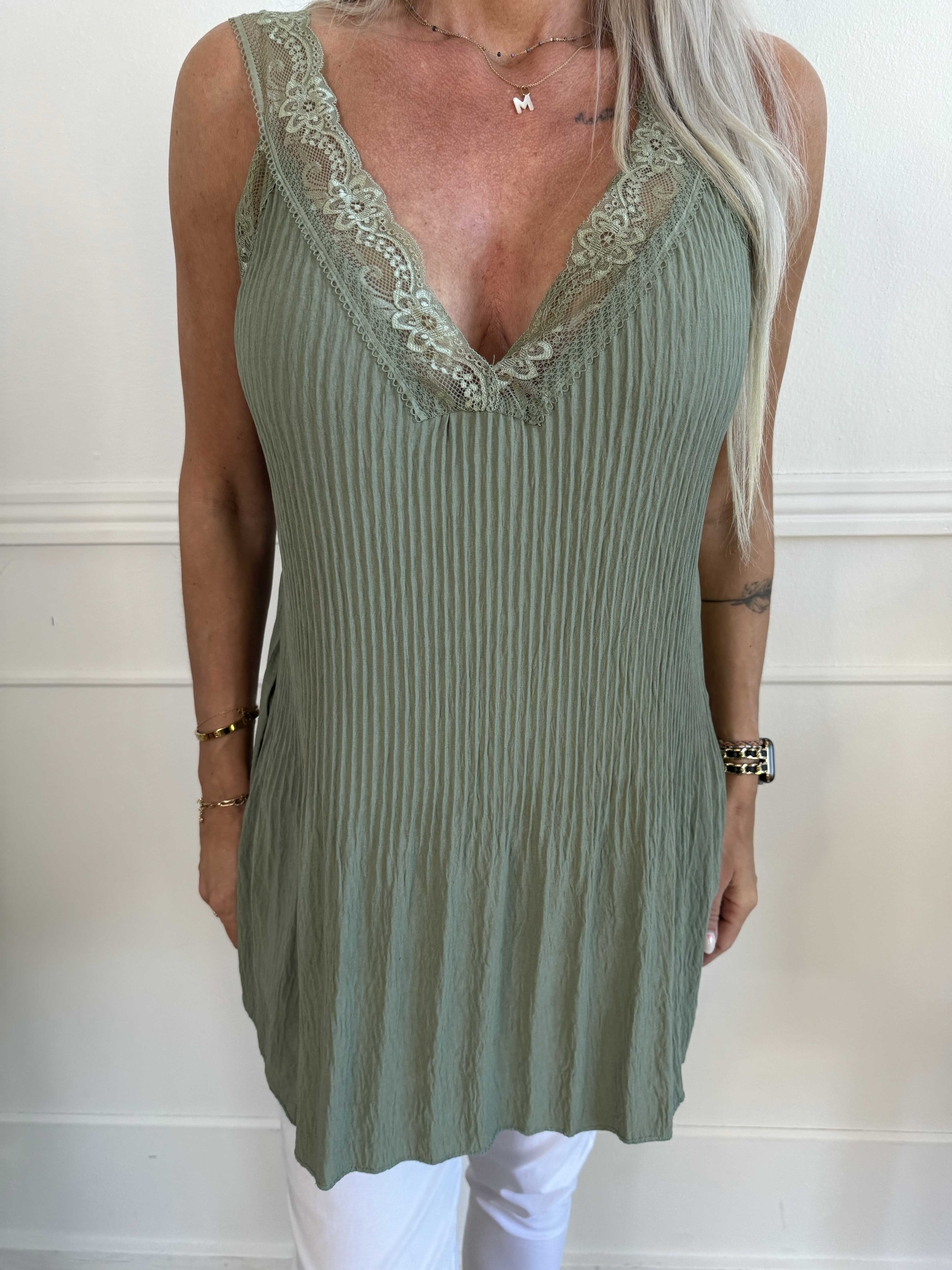 Alicante - Plisseret top i viskose med blondestropper