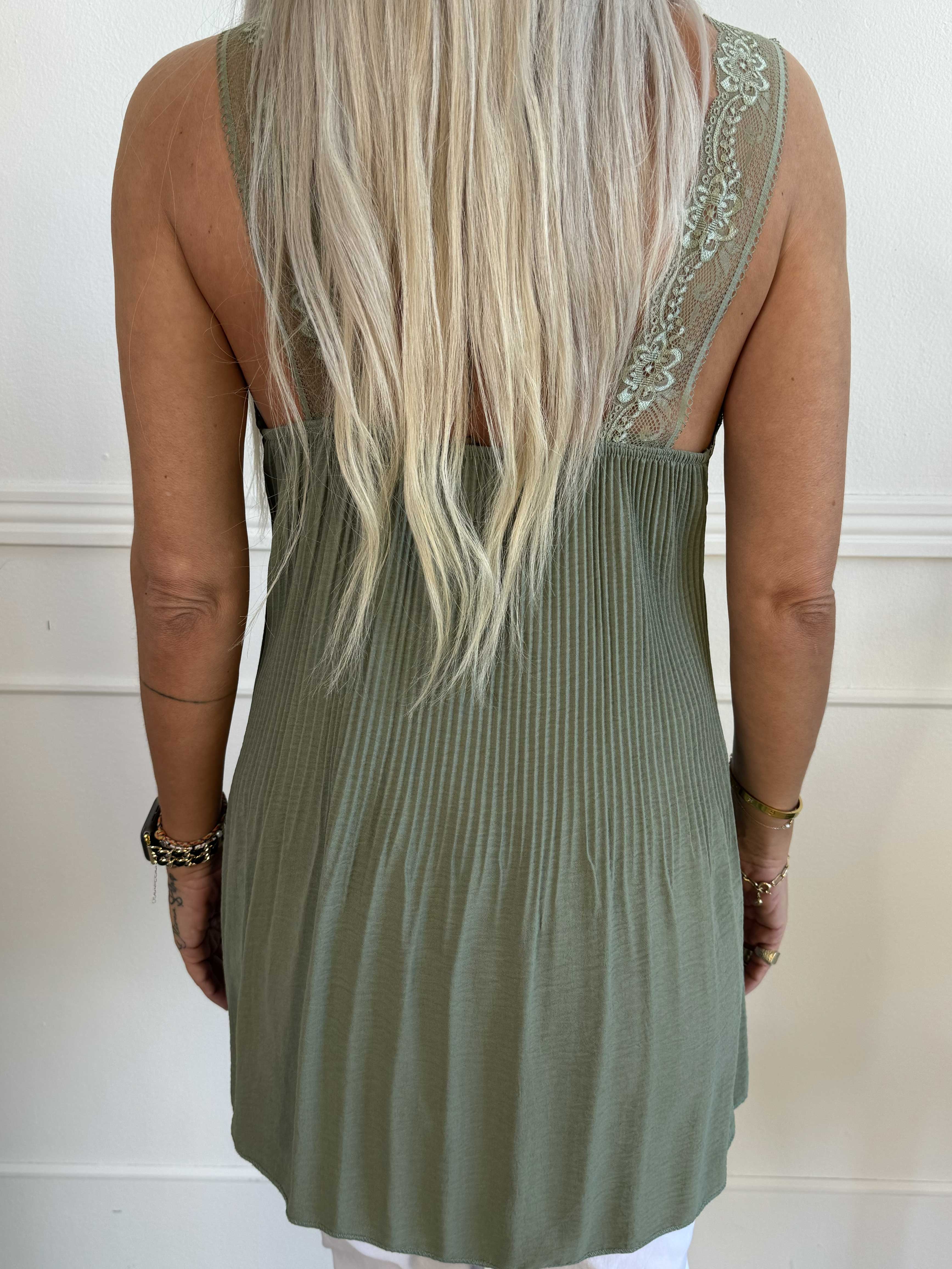 Alicante - Plisseret top i viskose med blondestropper